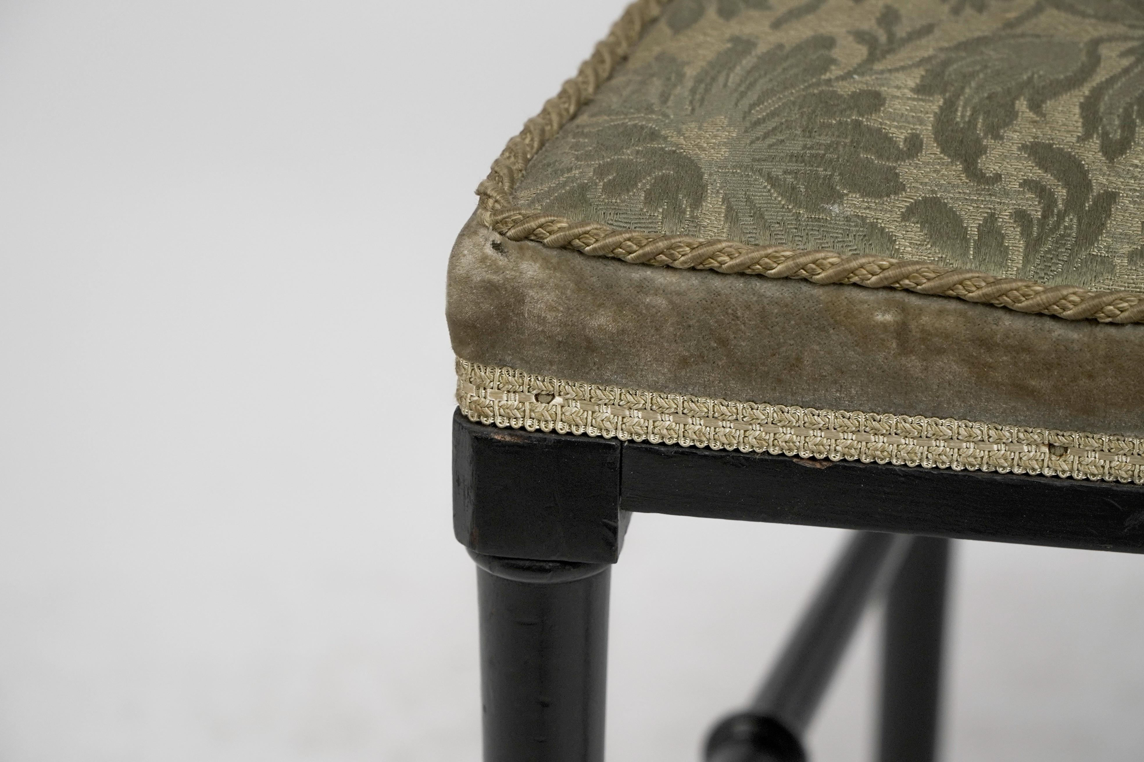 J. Plucknett attribué Collier & Plucknett prob. Chaise d'appoint anglo-japonaise ébénisée en vente 6