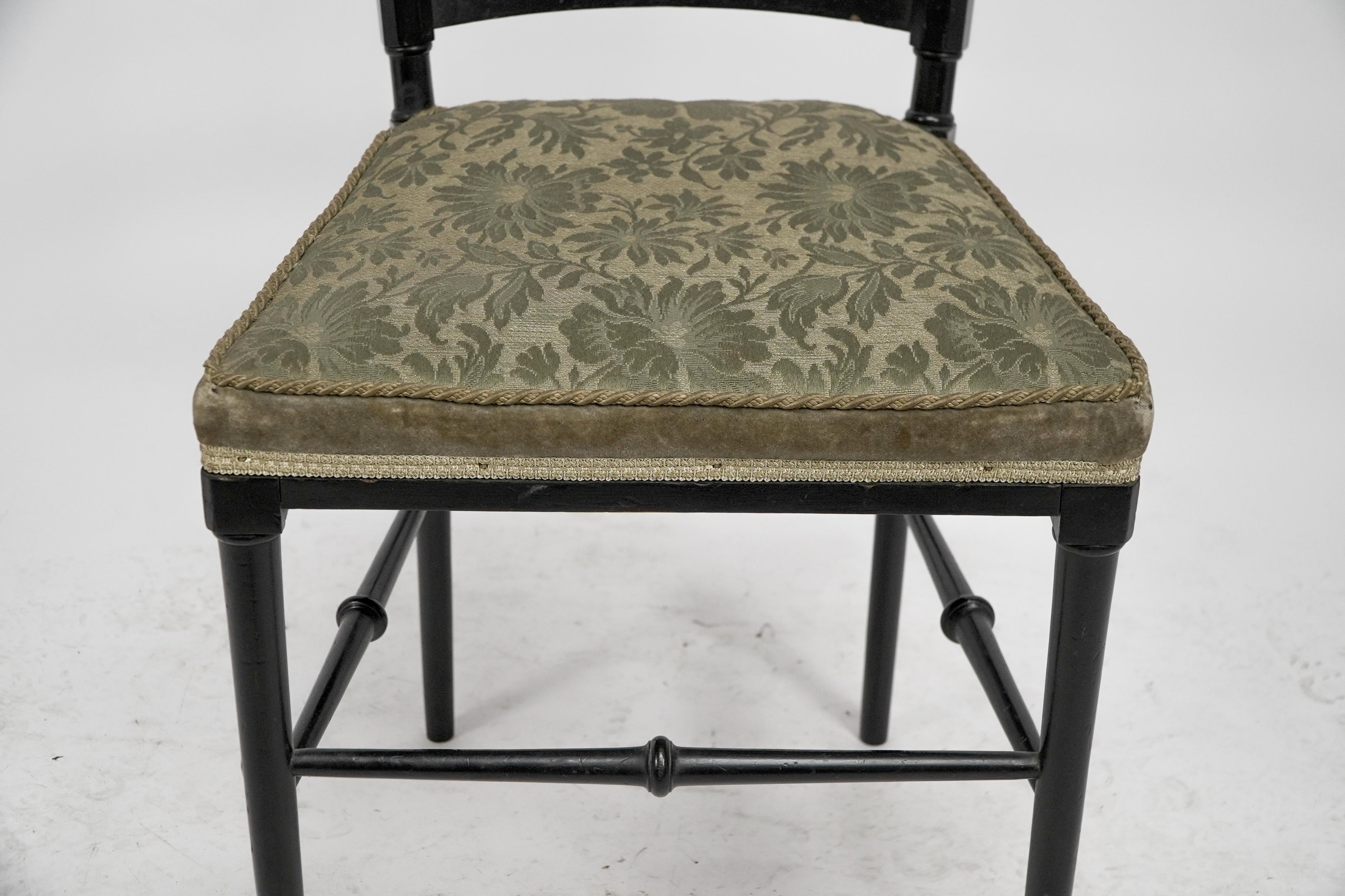 J. Plucknett attribué Collier & Plucknett prob. Chaise d'appoint anglo-japonaise ébénisée en vente 7