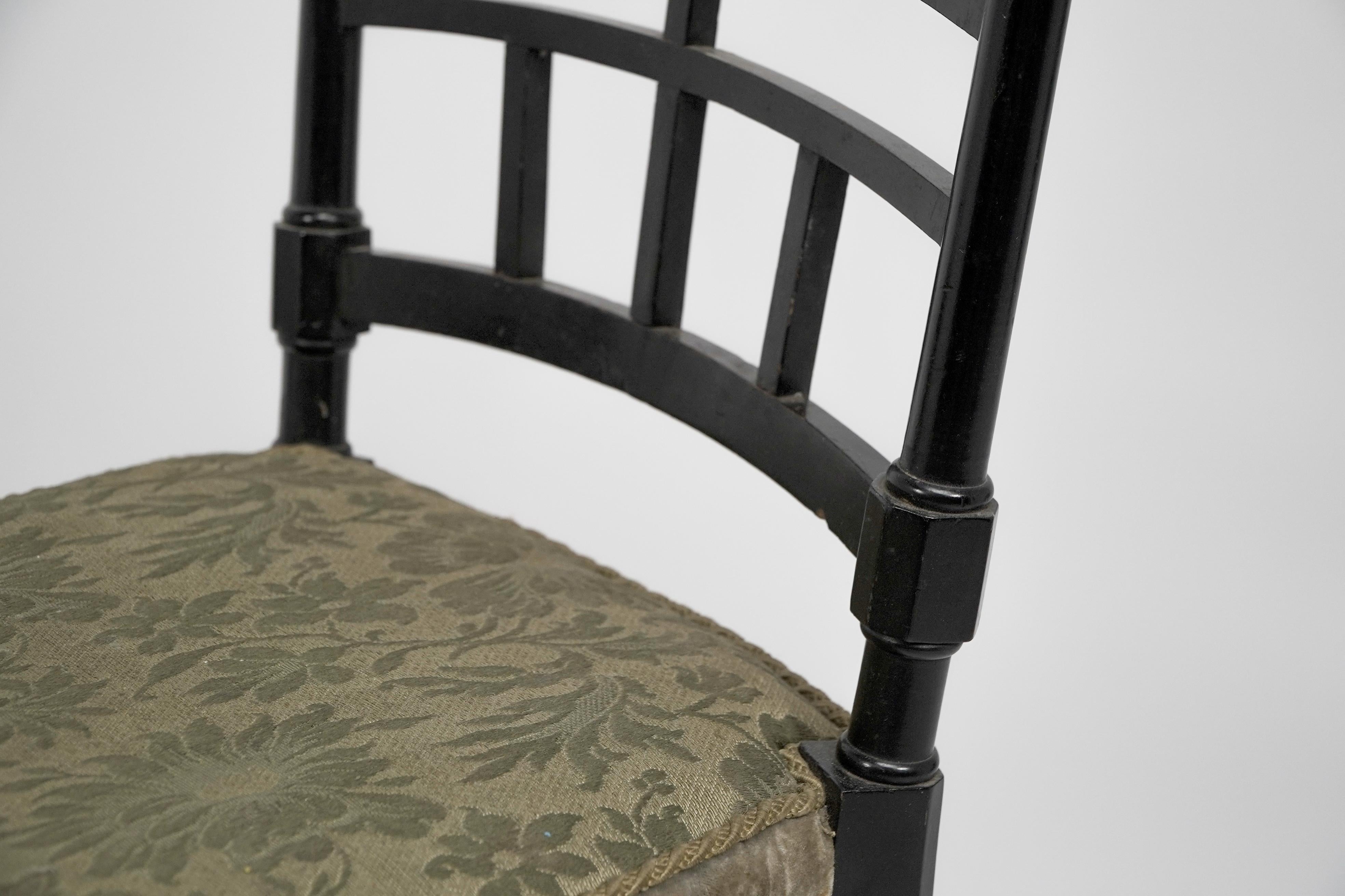 J. Plucknett attribué Collier & Plucknett prob. Chaise d'appoint anglo-japonaise ébénisée en vente 9