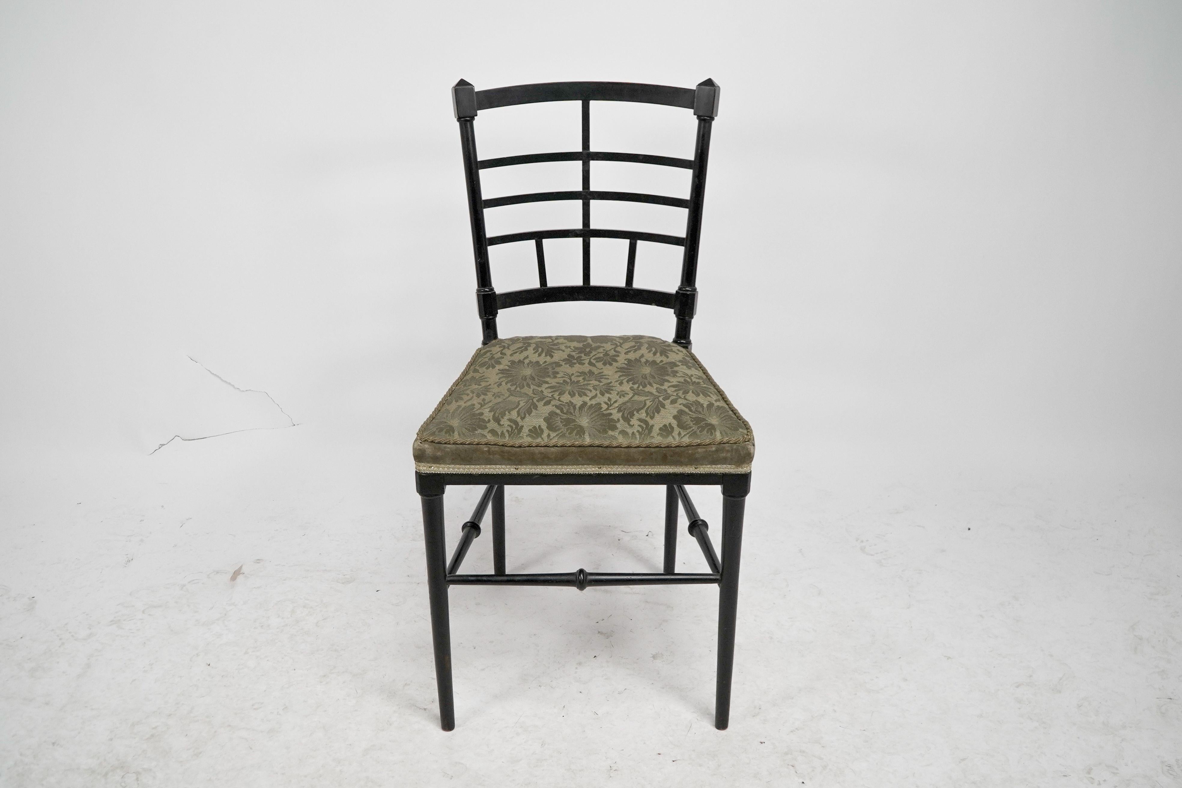 James Plucknett attribué, probablement pour Collier et Plunknett. Chaise d'appoint anglo-japonaise en bois ébonisé avec une assise florale verte tressée.
