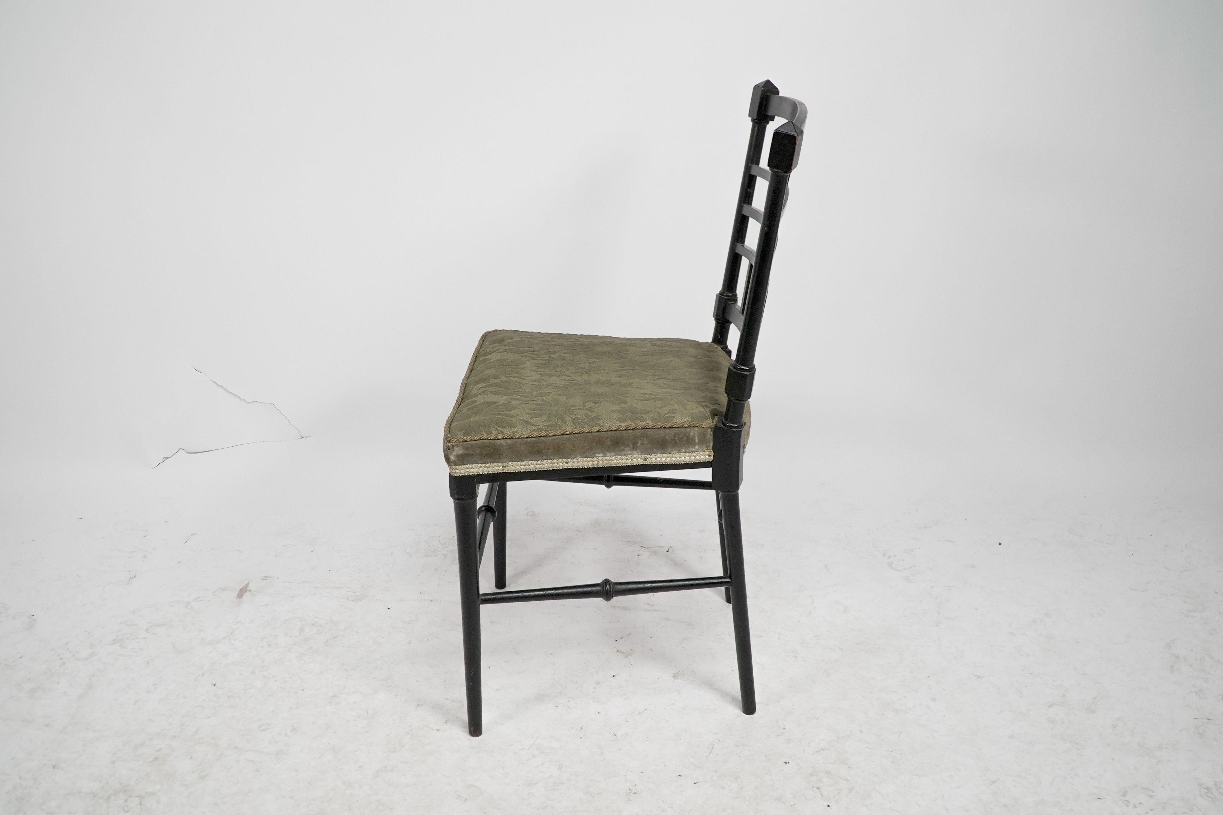 Anglo-japonais J. Plucknett attribué Collier & Plucknett prob. Chaise d'appoint anglo-japonaise ébénisée en vente