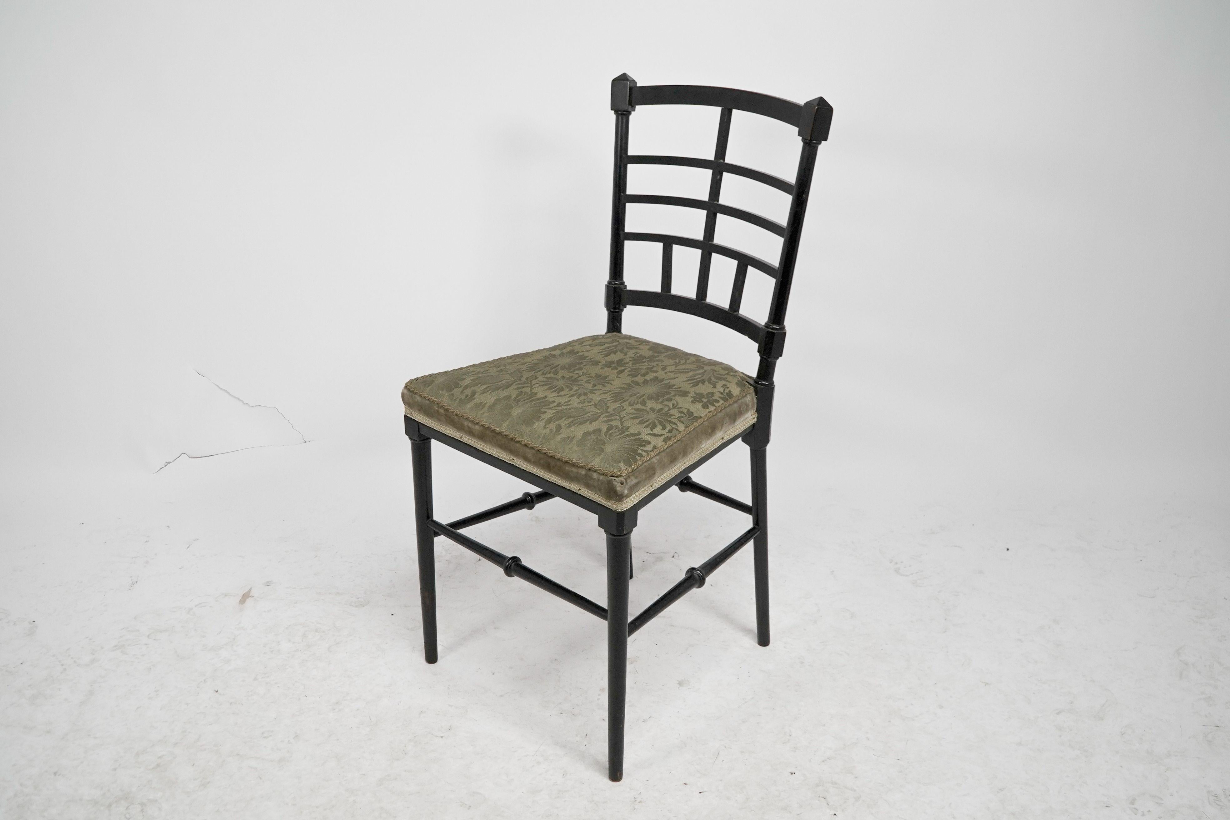 Anglais J. Plucknett attribué Collier & Plucknett prob. Chaise d'appoint anglo-japonaise ébénisée en vente