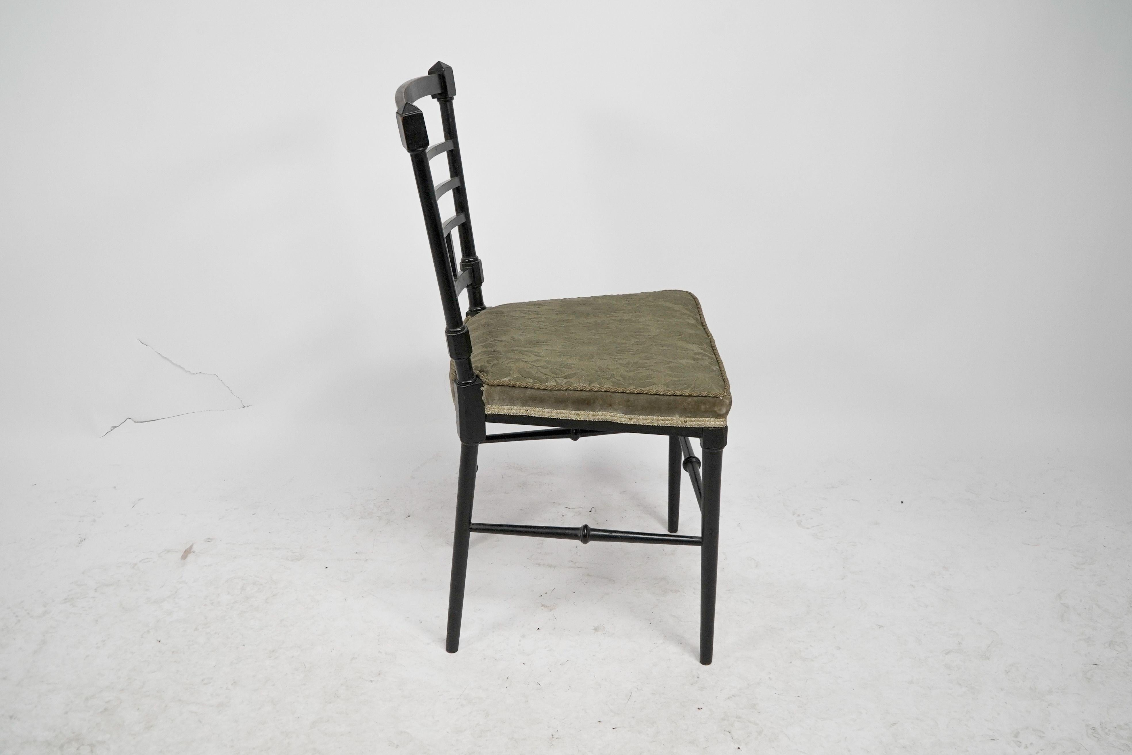 Bois J. Plucknett attribué Collier & Plucknett prob. Chaise d'appoint anglo-japonaise ébénisée en vente