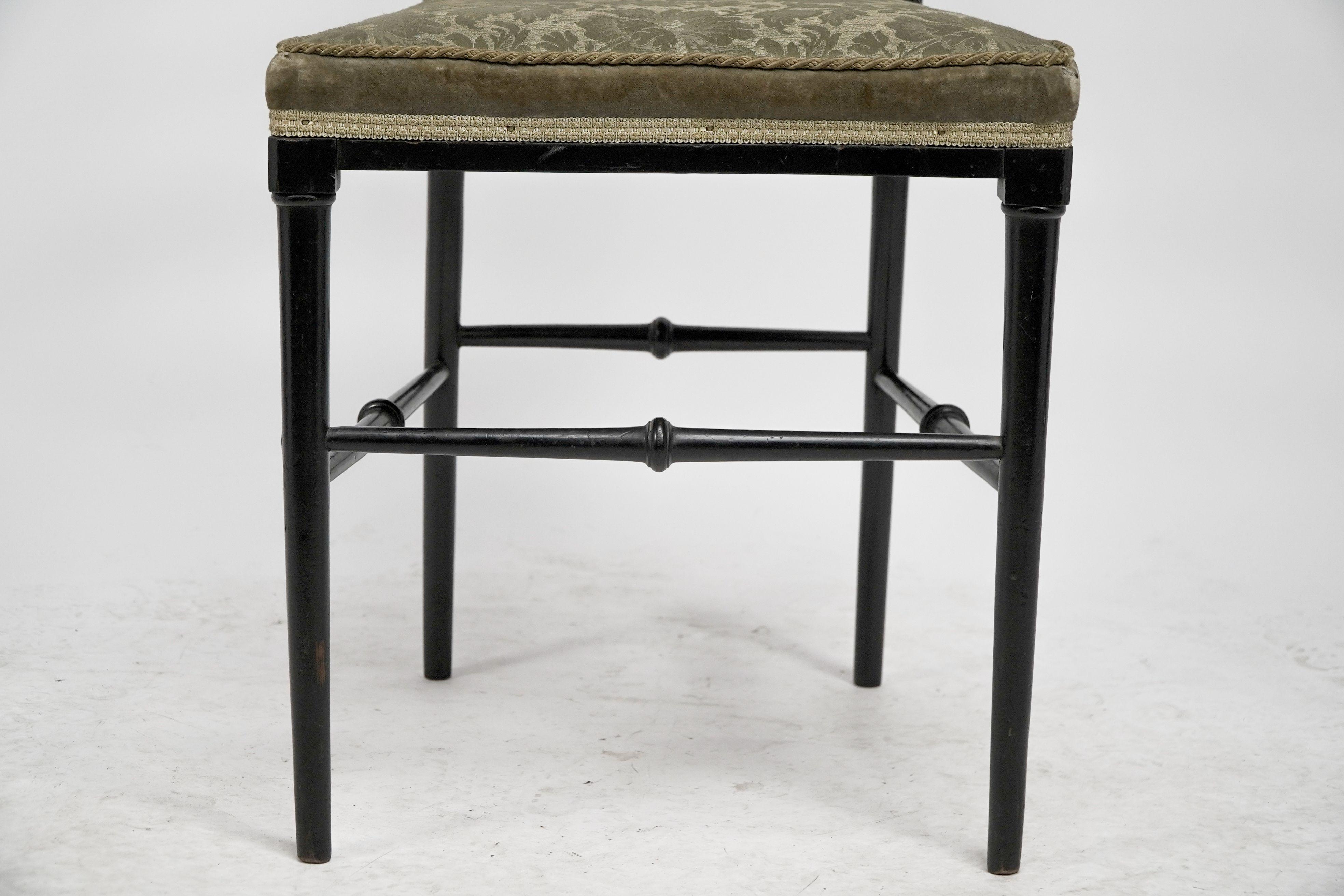 J. Plucknett attribué Collier & Plucknett prob. Chaise d'appoint anglo-japonaise ébénisée en vente 1