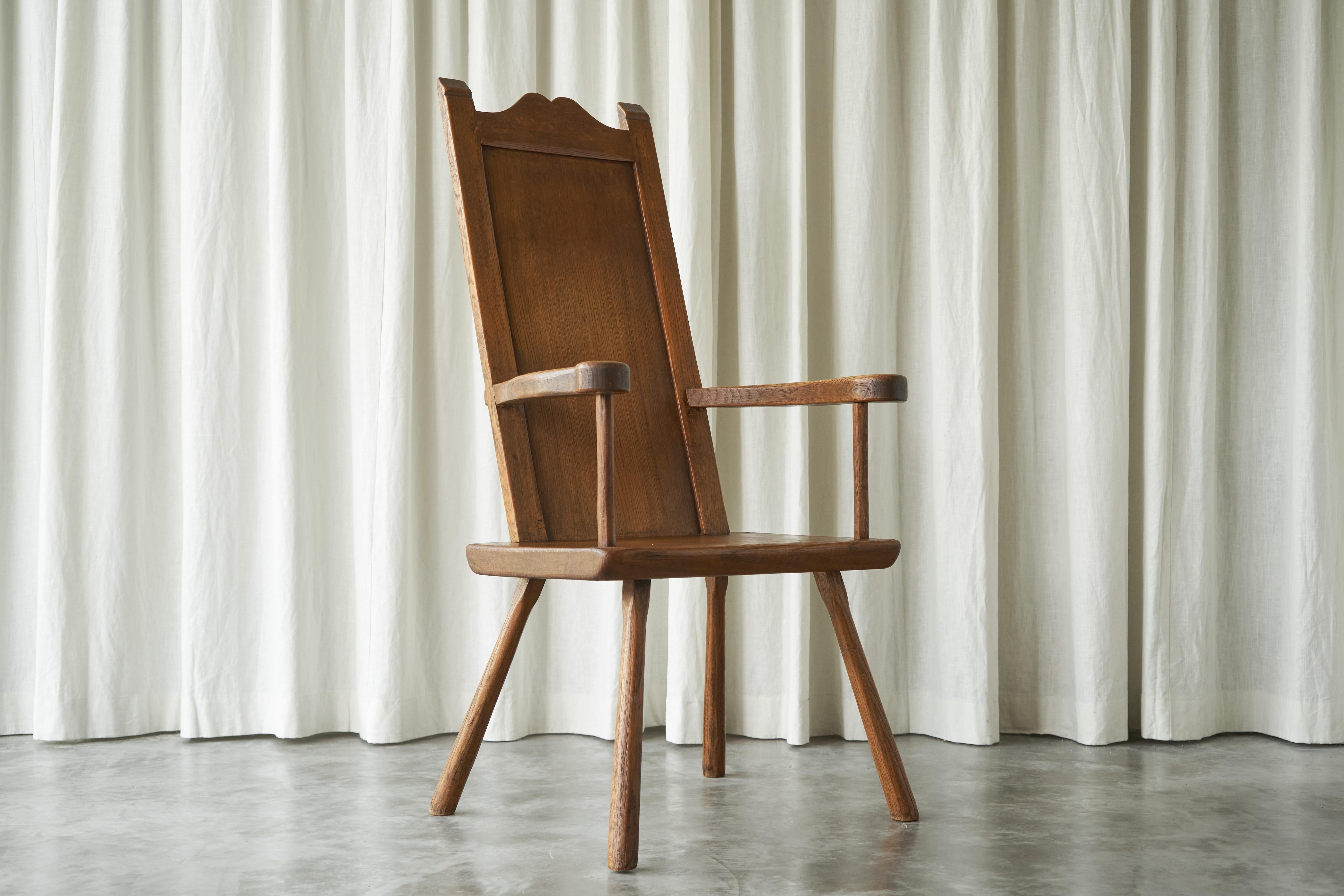 J. R. Hoogezand Sillón tradicional vernáculo de roble, Países Bajos, años 30.

Se trata de un sillón vernáculo tradicional francés o provinciano de gran calidad con algunos toques modernos(ist), fabricado por el ebanista holandés J. R. Hoogezand
