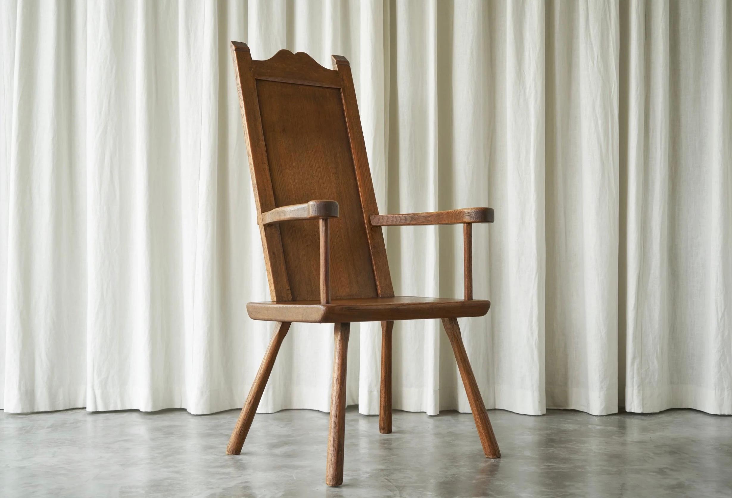J. R. Hoogezand Traditional Vernacular Armchair in Eiche, Niederlande, 1930er Jahre.

Dies ist ein hochwertiger, traditioneller französischer oder provinzieller Sessel mit einigen modernen Akzenten, hergestellt von dem niederländischen Tischler J.R.