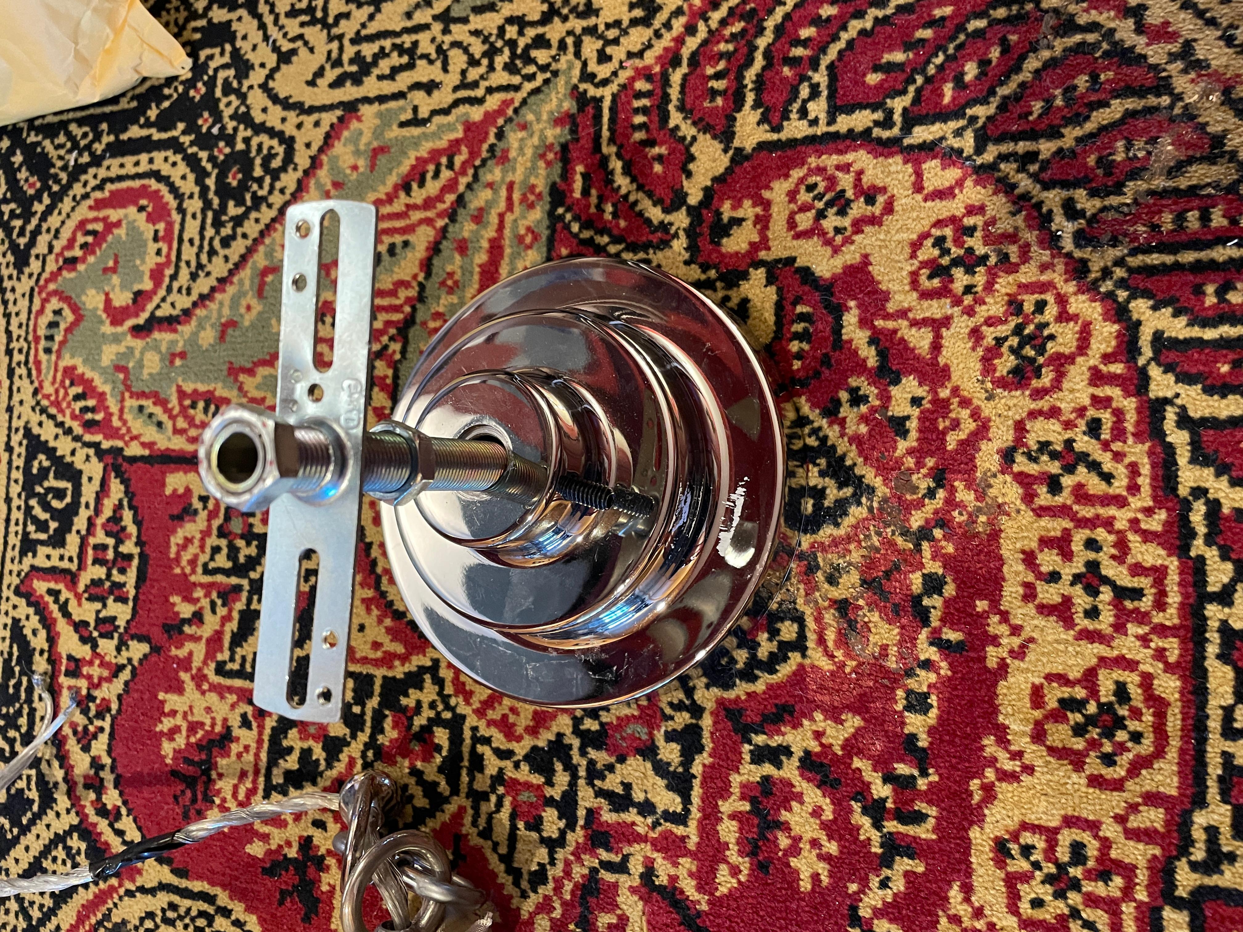 OAH con baldacchino e stelo
Piastra in nichel lucido con aste in cristallo trasparente
Diffusore trasparente e paralumi smerigliati a cupola
Quattro lampadine a candelabro G16 60W max ciascuna
Nuovo, mai usato