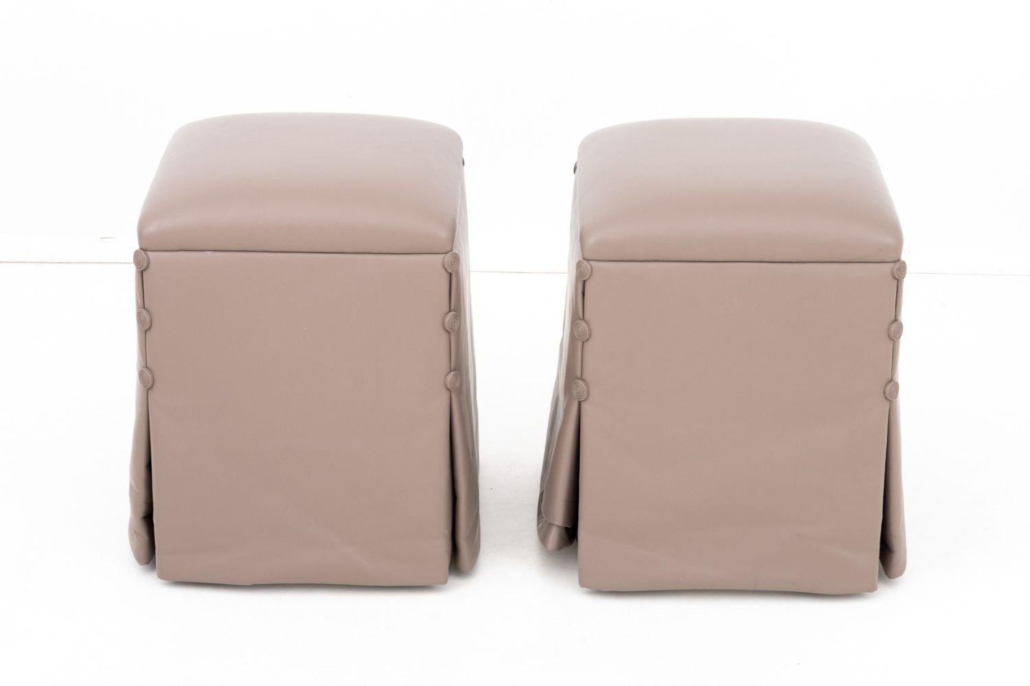 Paire d'ottomans en cuir de J. Robert Scott, étiquettes sur le dessous. 19.5