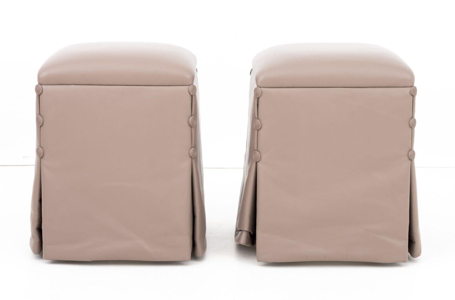 Moderne J. Pouf en cuir de Robert Scott, paire en vente