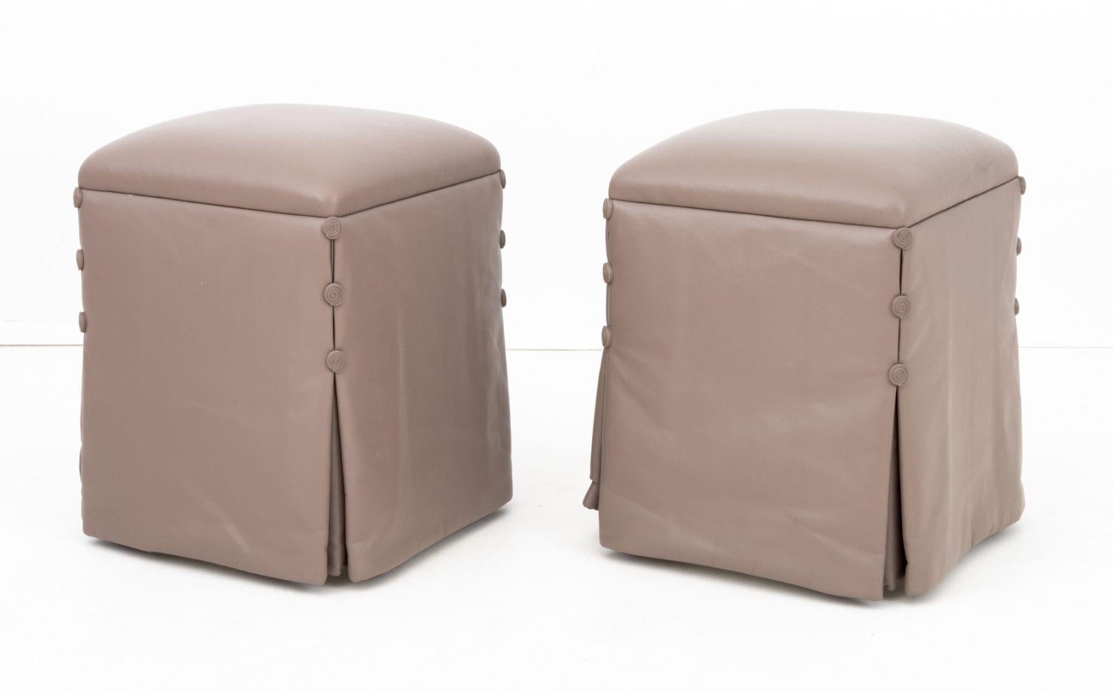 J. Pouf en cuir de Robert Scott, paire Bon état - En vente à Astoria, NY