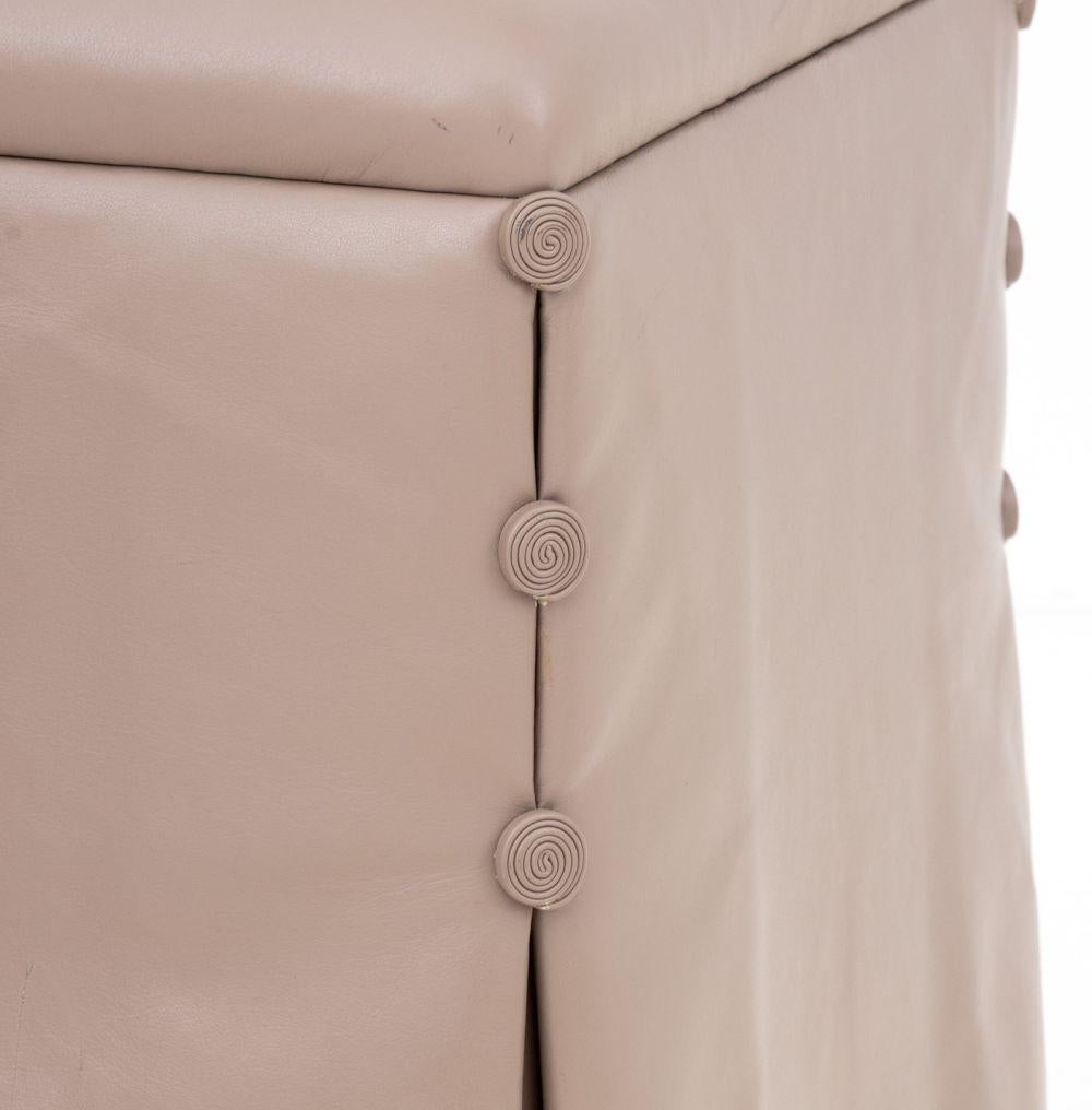 XXIe siècle et contemporain J. Pouf en cuir de Robert Scott, paire en vente