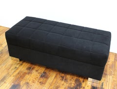 J. Robert Scott Moderne gepolsterte Bank oder Ottomane mit Chromfüßen