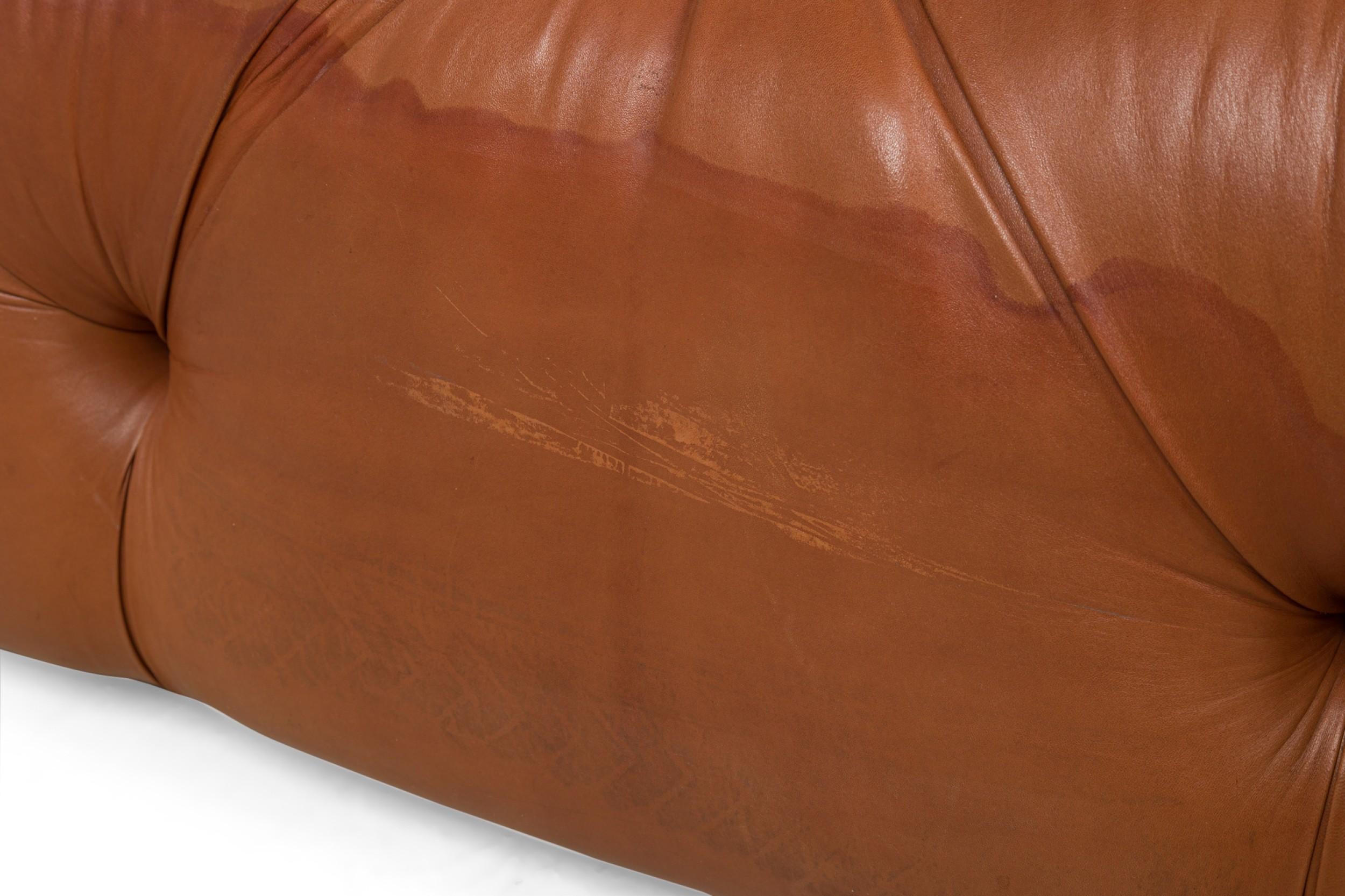 J Robert Scott Paire de canapés Chesterfield en cuir Brown touffeté en vente 3