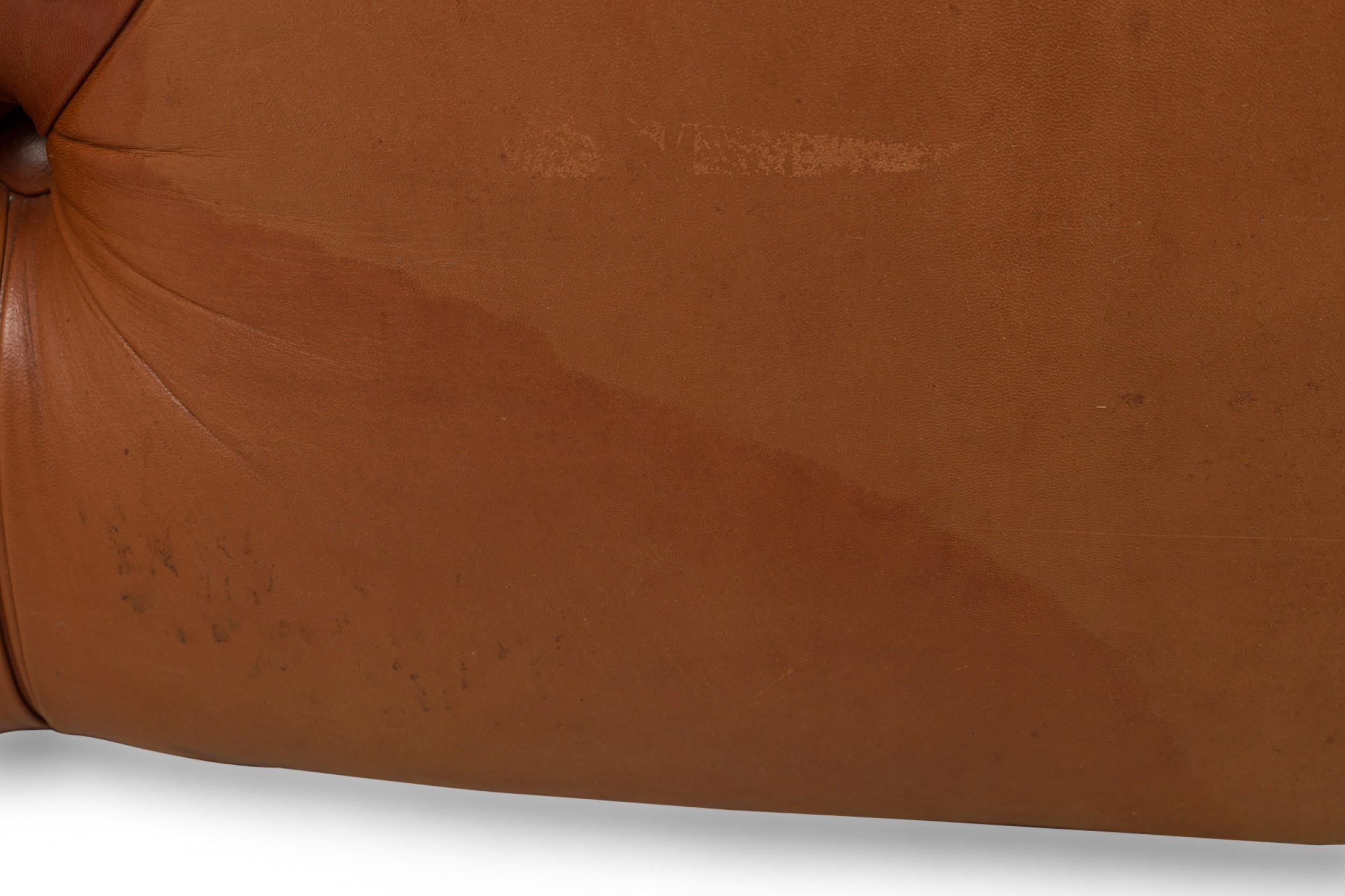 J Robert Scott Paire de canapés Chesterfield en cuir Brown touffeté en vente 4