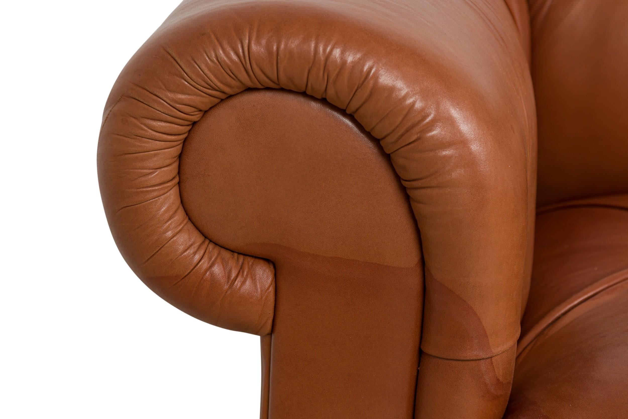 J Robert Scott Paire de canapés Chesterfield en cuir Brown touffeté en vente 5