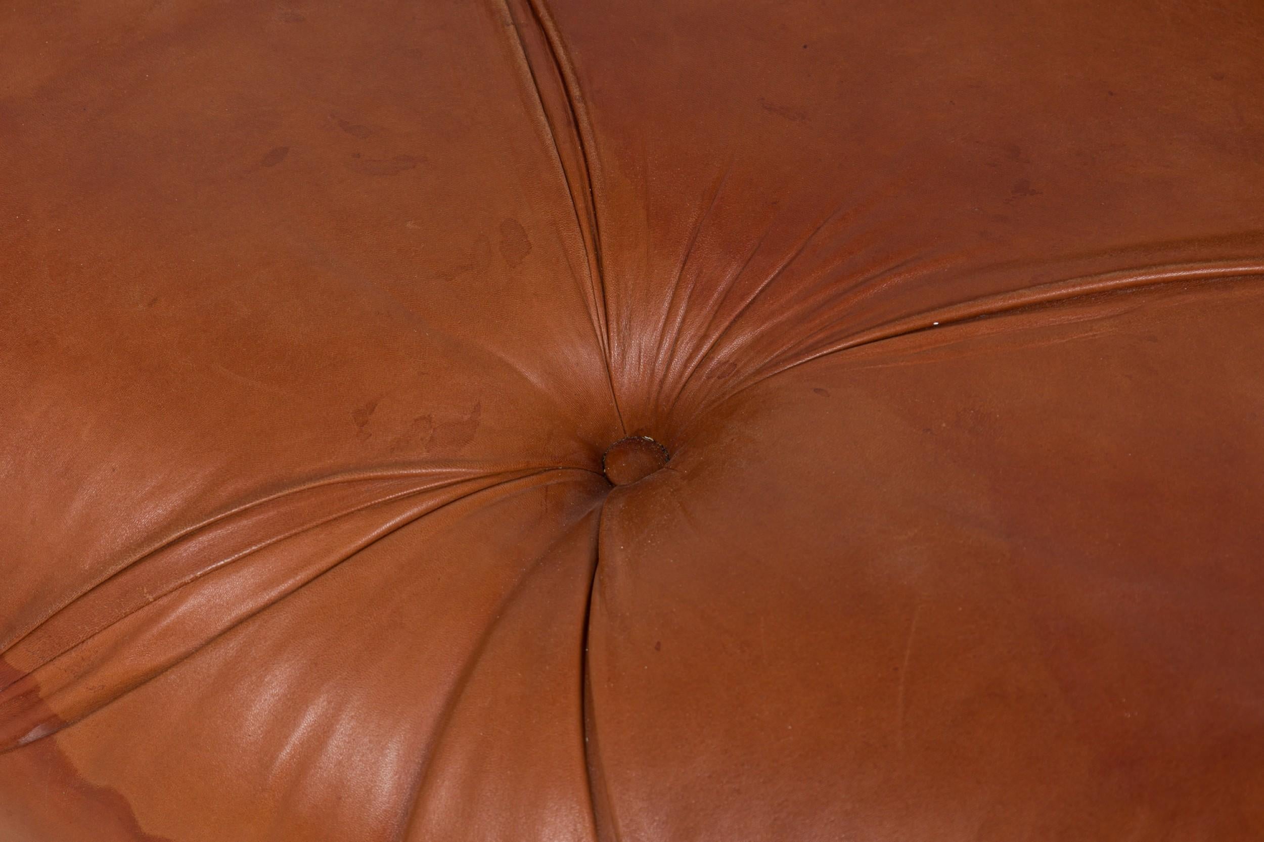J. Robert Scott Coppia di divani Chesterfield in pelle marrone con inserti in vendita 6
