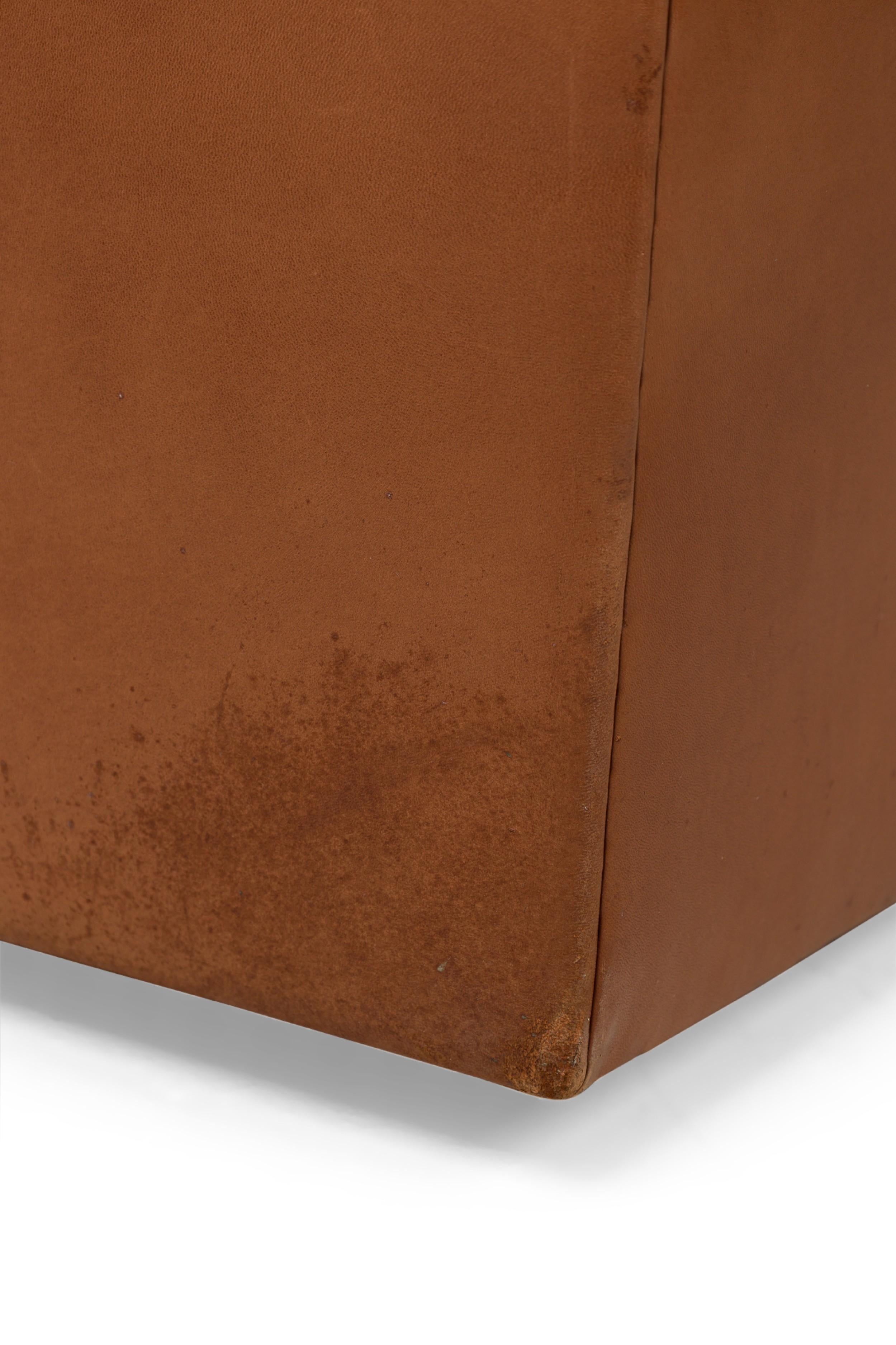 J Robert Scott Paire de canapés Chesterfield en cuir Brown touffeté en vente 7