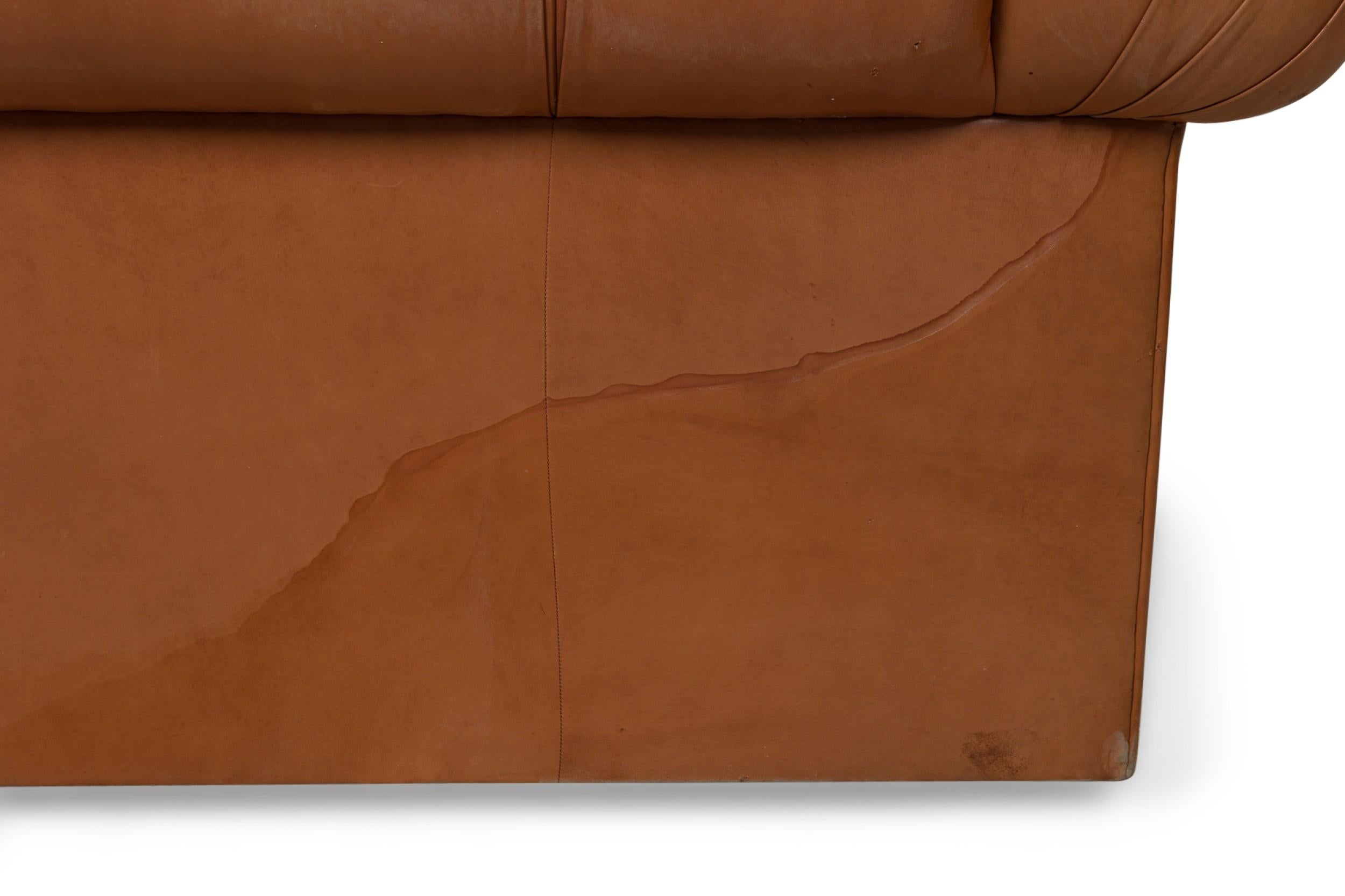 J Robert Scott Paire de canapés Chesterfield en cuir Brown touffeté en vente 8