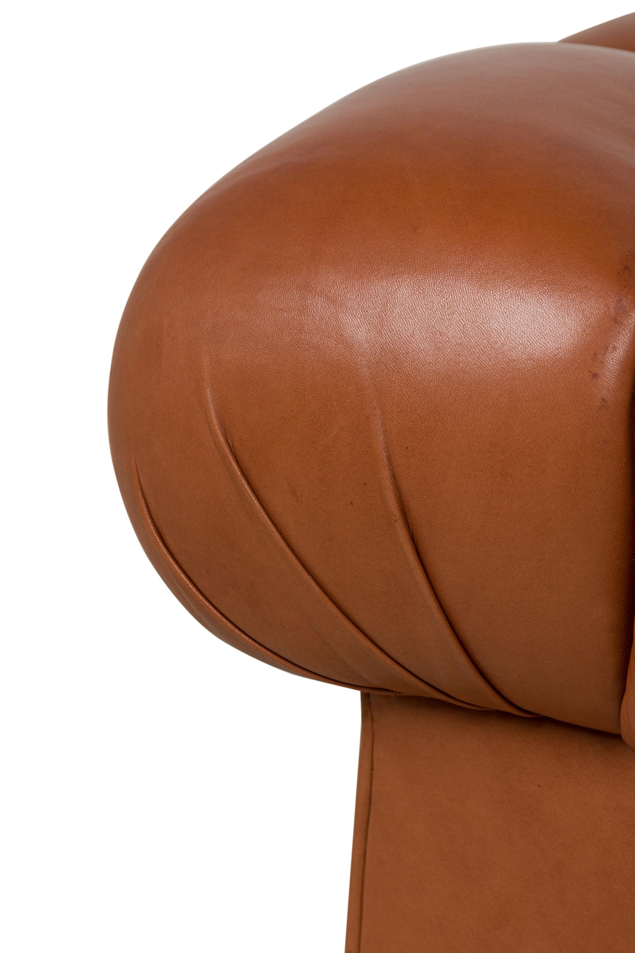 J Robert Scott Paire de canapés Chesterfield en cuir Brown touffeté en vente 9