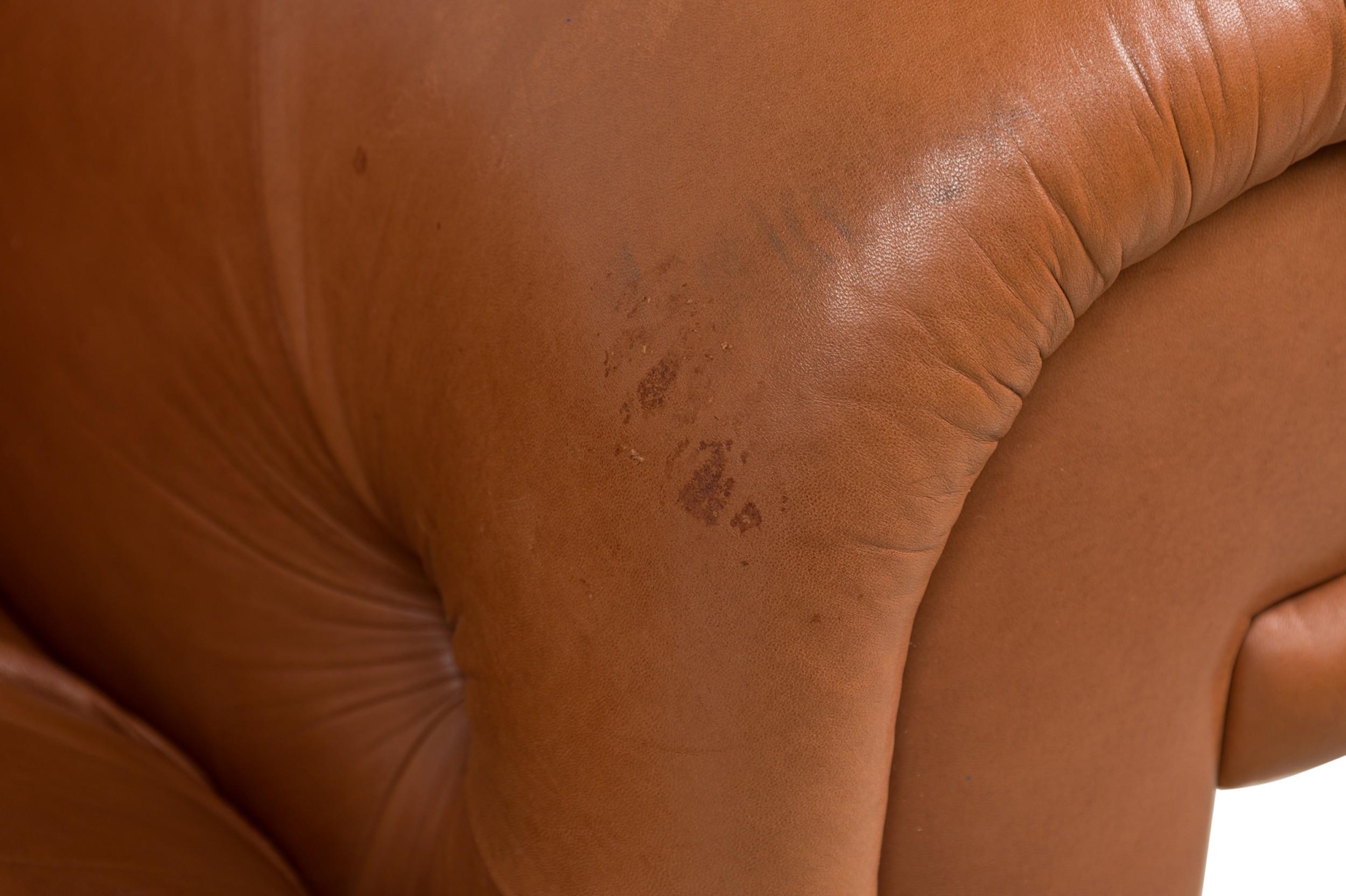J Robert Scott Paire de canapés Chesterfield en cuir Brown touffeté en vente 11