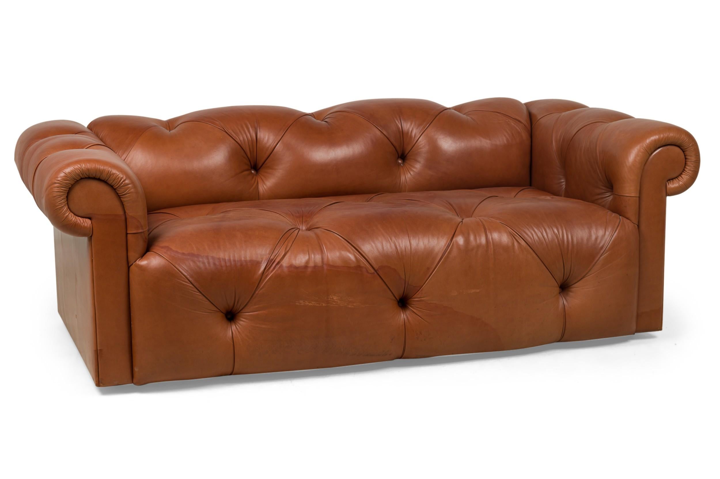 Paire de canapés 3 places Chesterfield en cuir touffeté marron / tan (J. ROBERT SCOTT)(PRIX PAR Paire)

DIVERSES TACHES D'EAU ET DÉCOLORATIONS