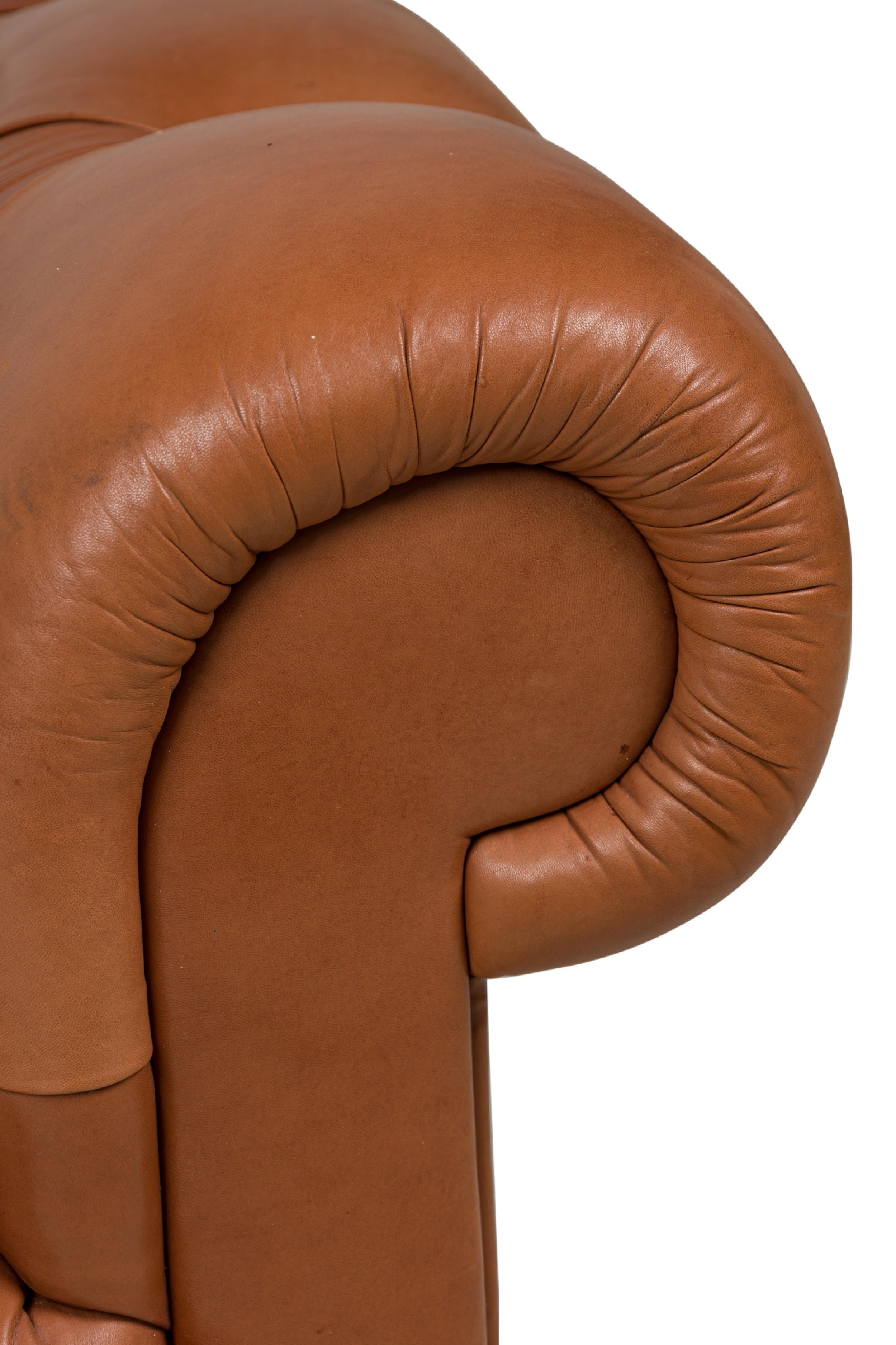 J Robert Scott Paire de canapés Chesterfield en cuir Brown touffeté en vente 12