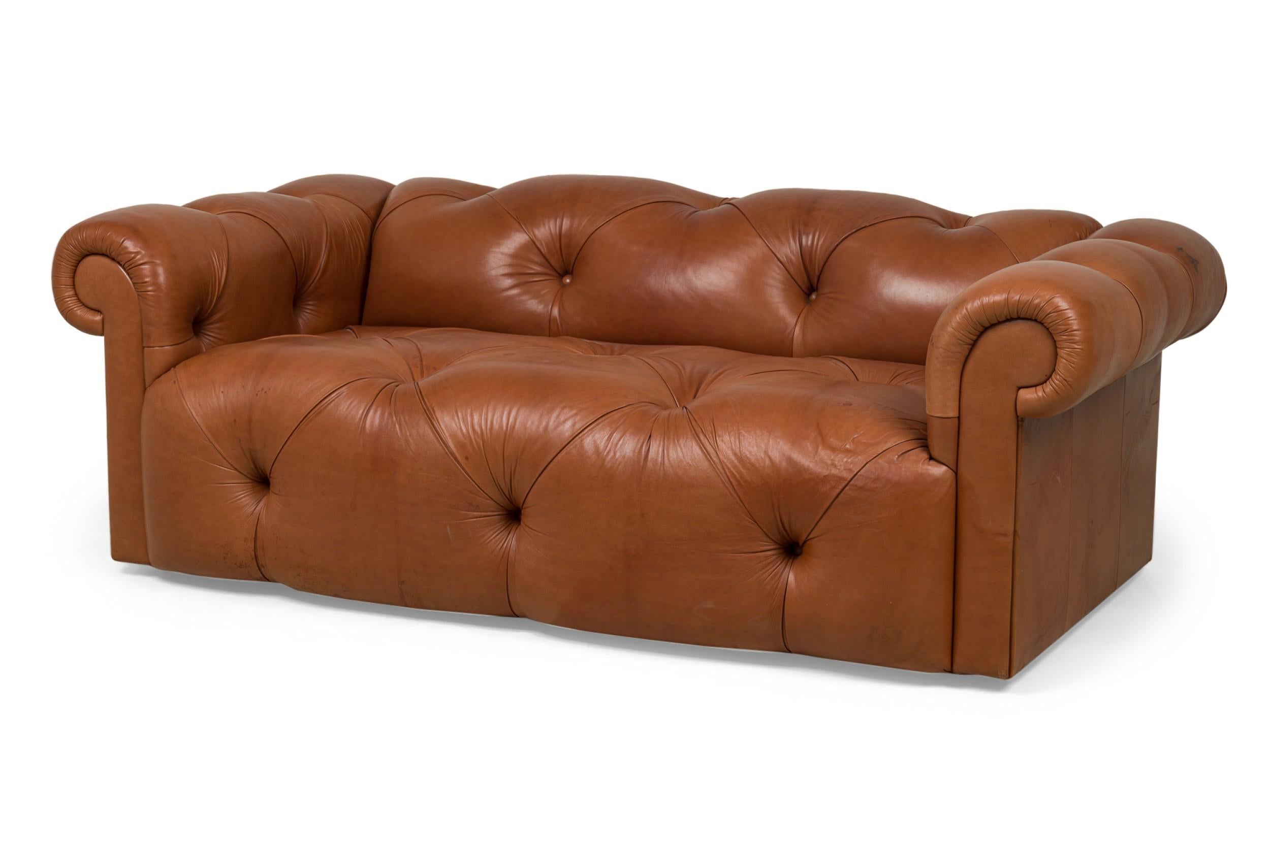 Mid-Century Modern J Robert Scott Paire de canapés Chesterfield en cuir Brown touffeté en vente