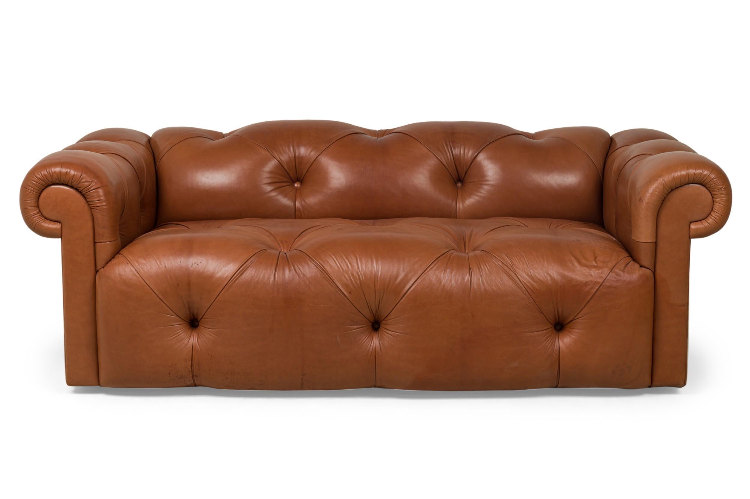 Américain J Robert Scott Paire de canapés Chesterfield en cuir Brown touffeté en vente
