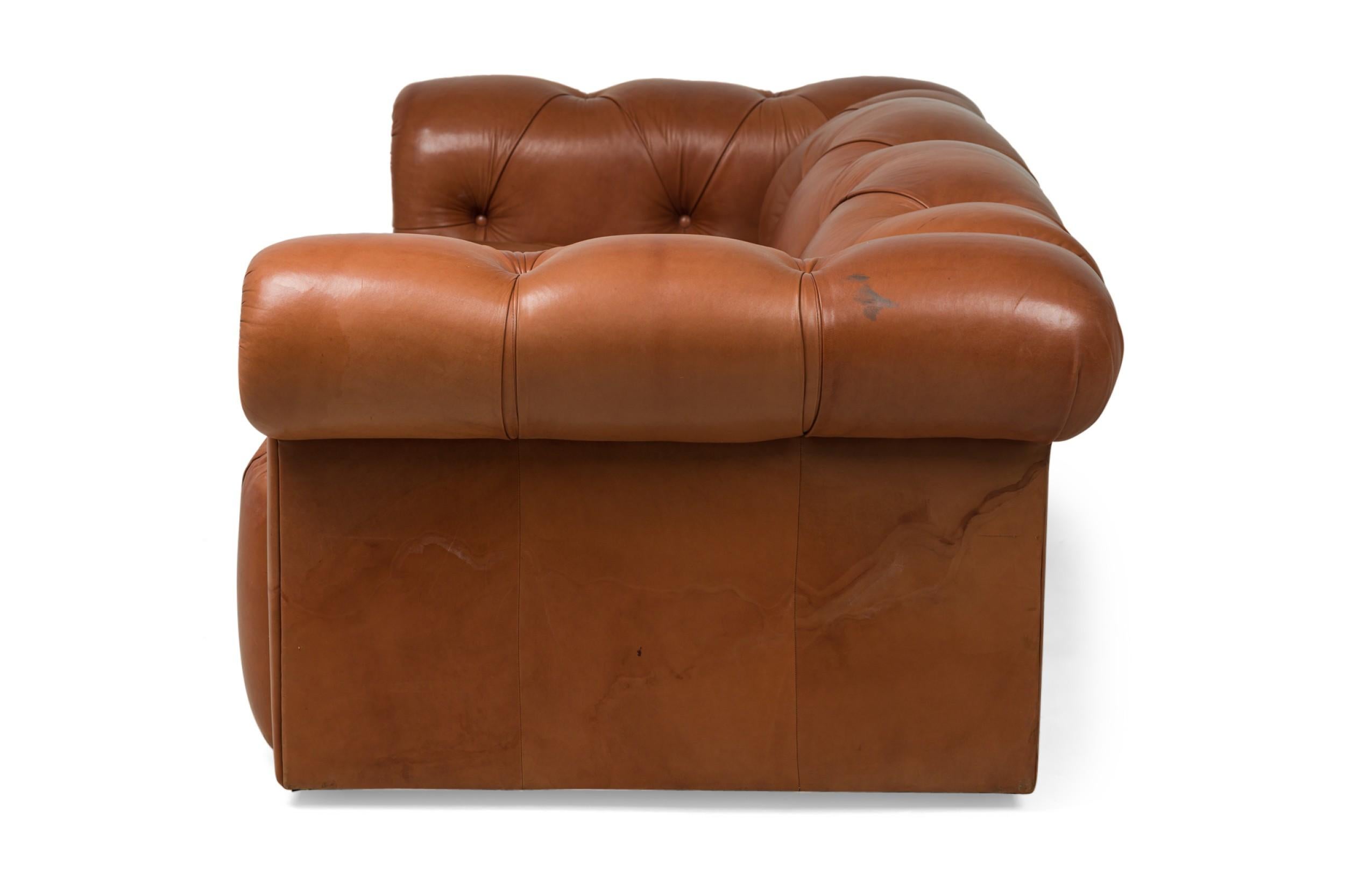 Fait main J Robert Scott Paire de canapés Chesterfield en cuir Brown touffeté en vente