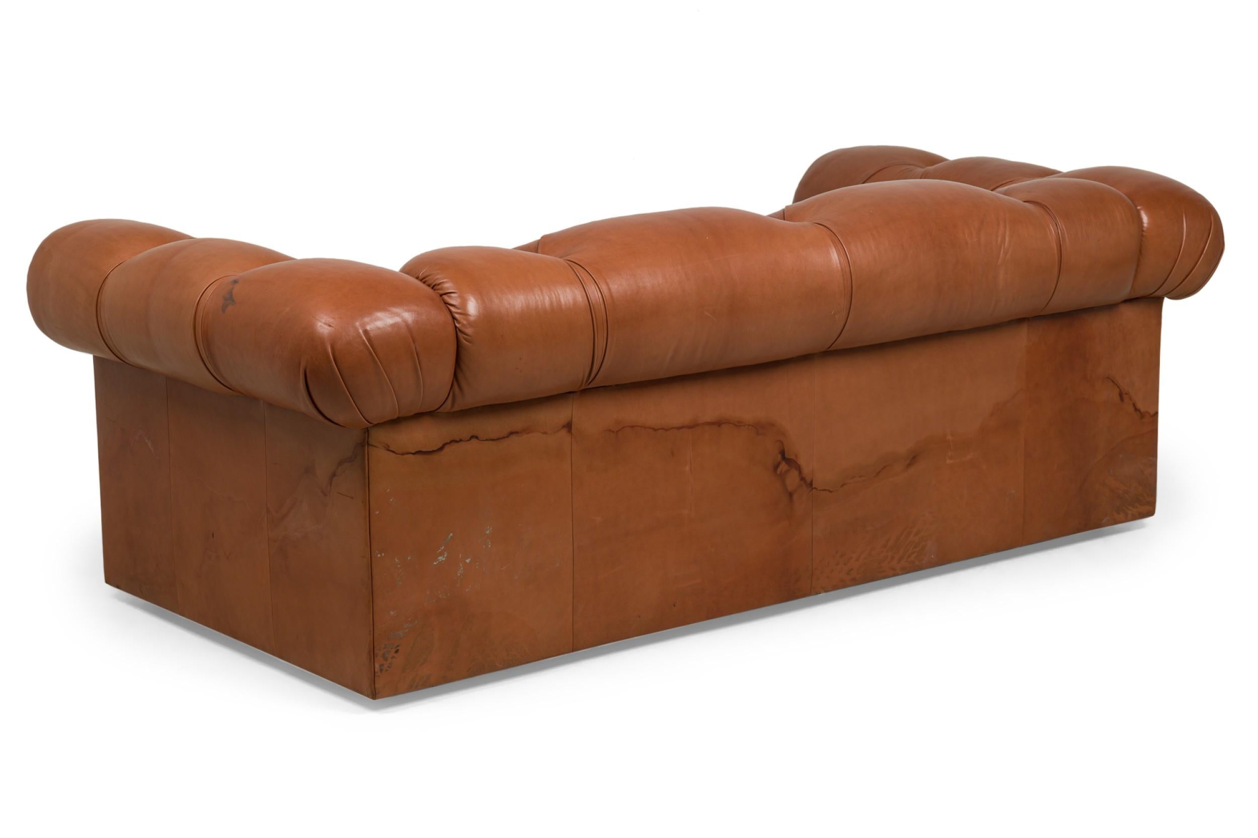 20ième siècle J Robert Scott Paire de canapés Chesterfield en cuir Brown touffeté en vente