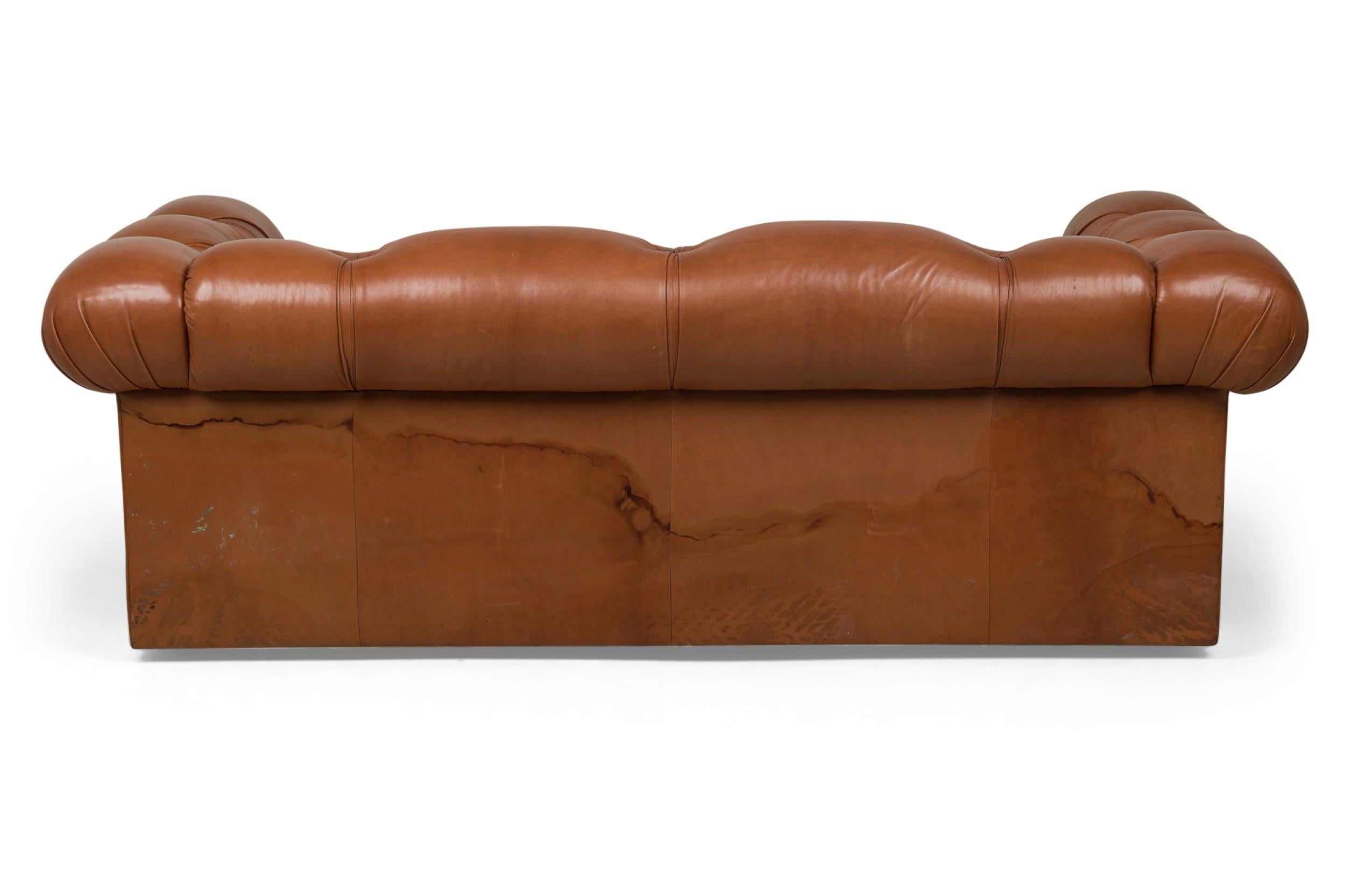 Cuir J Robert Scott Paire de canapés Chesterfield en cuir Brown touffeté en vente