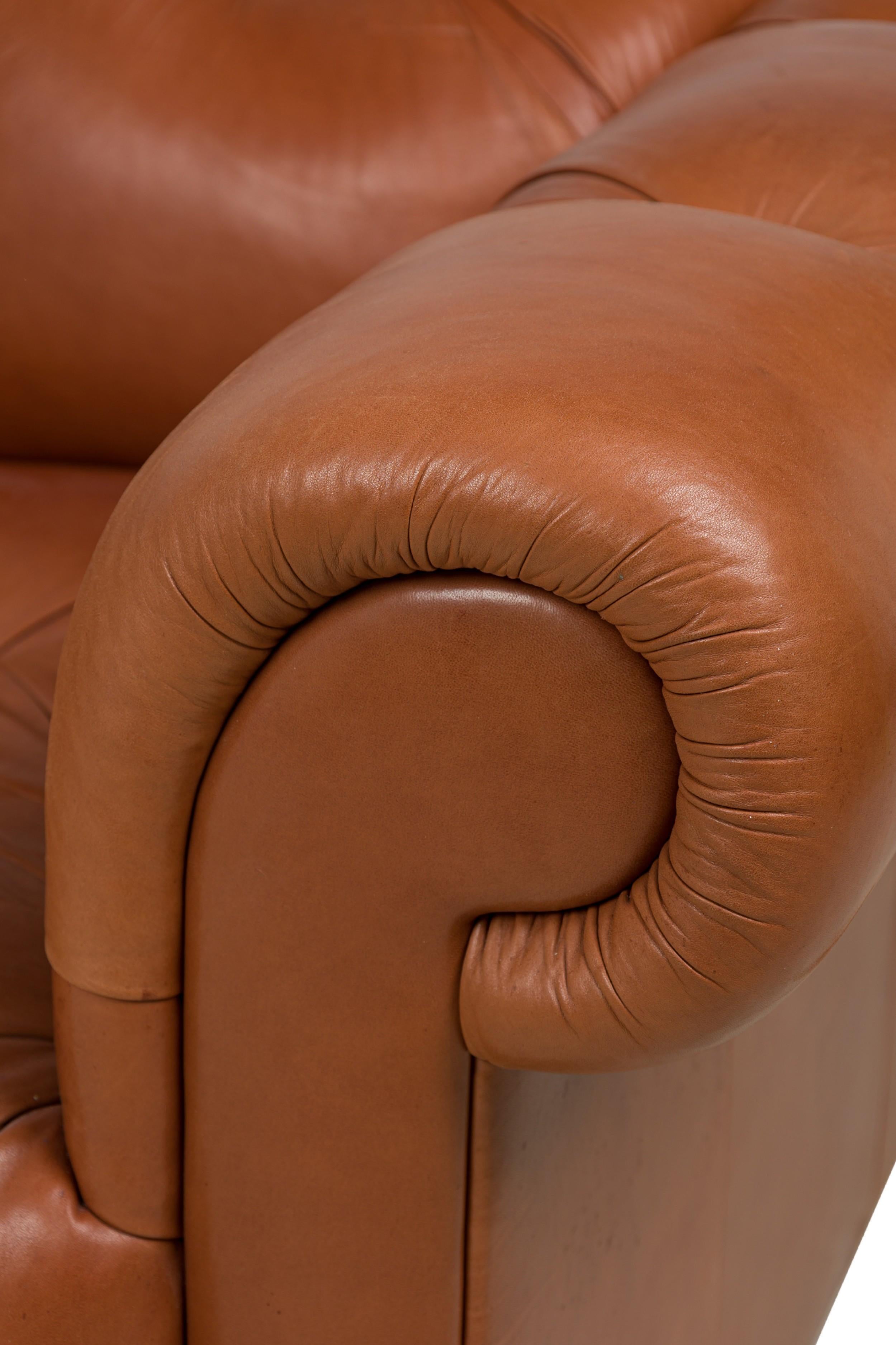 J Robert Scott Paire de canapés Chesterfield en cuir Brown touffeté en vente 1