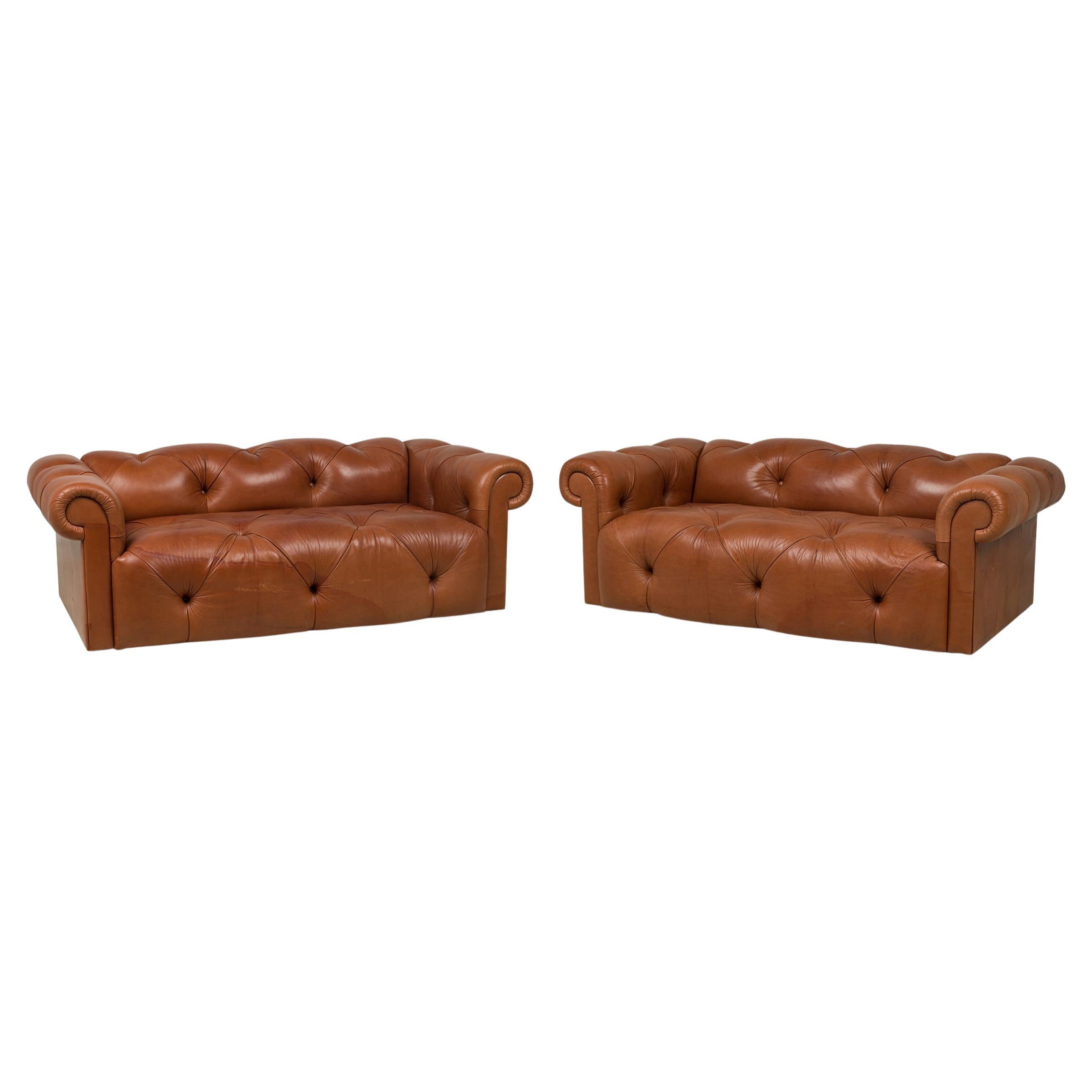 J Robert Scott Paar getuftete Chesterfield-Sofas aus braunem Leder