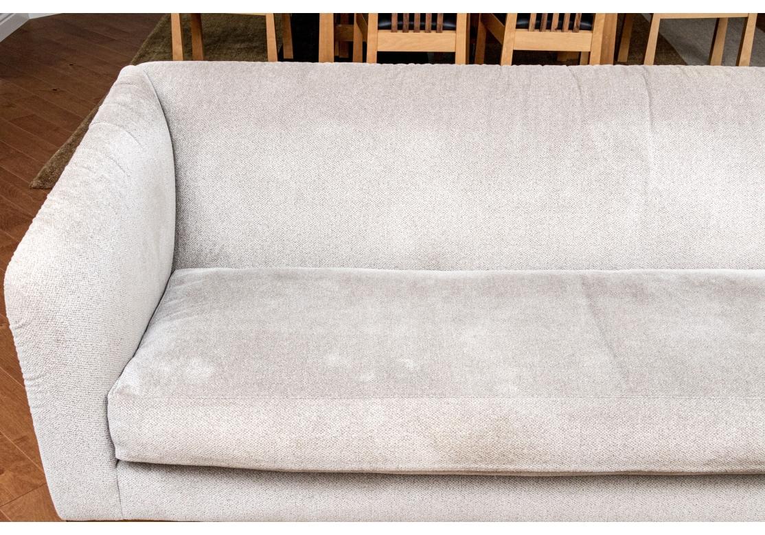 J. Robert Scott Gepolstertes Adrianna Sofa im Zustand „Relativ gut“ im Angebot in Bridgeport, CT