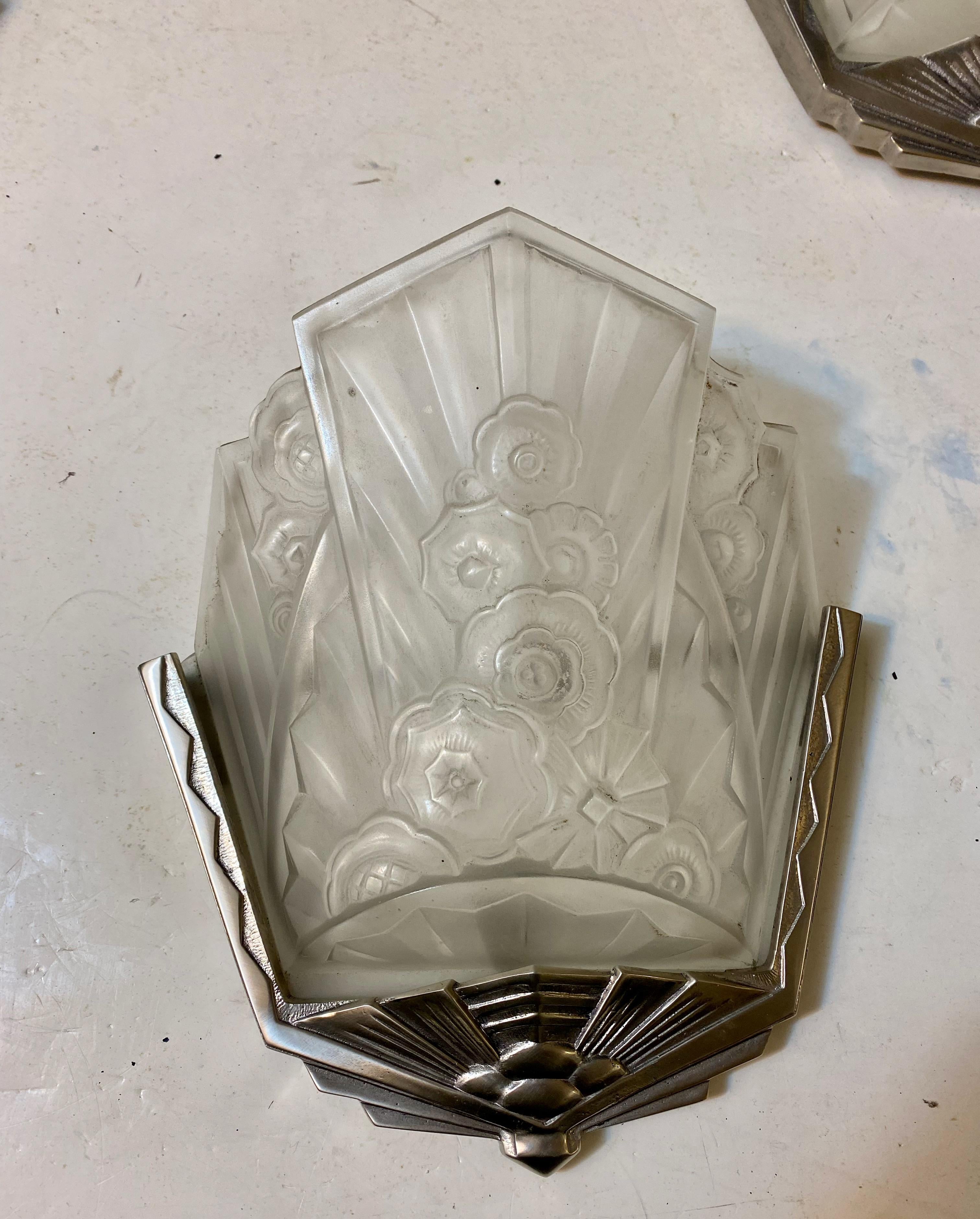 Ein Paar französische Art Deco-Wandleuchter, signiert von dem französischen Künstler 