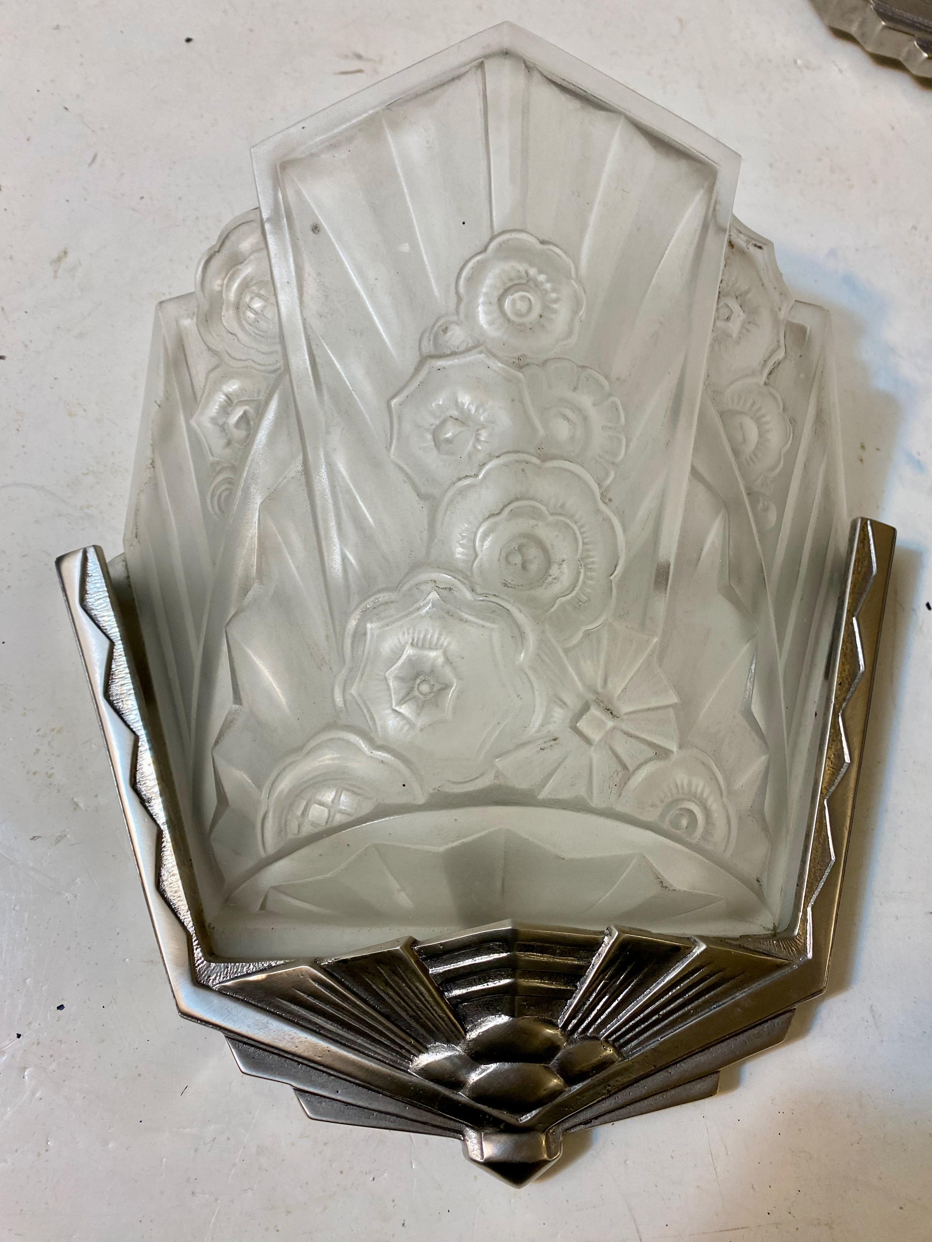 J. Robert Signiert Paar Französisch Art Deco Wandleuchter (Art déco) im Angebot