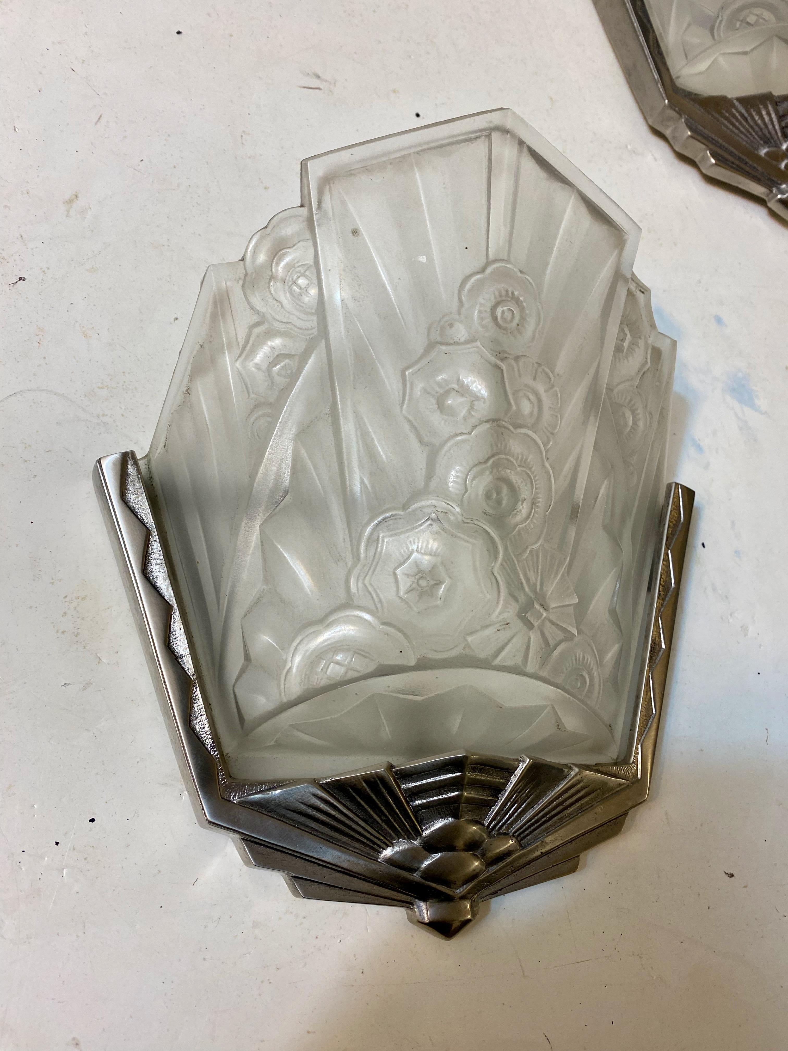 J. Robert Signiert Paar Französisch Art Deco Wandleuchter im Zustand „Gut“ im Angebot in North Bergen, NJ