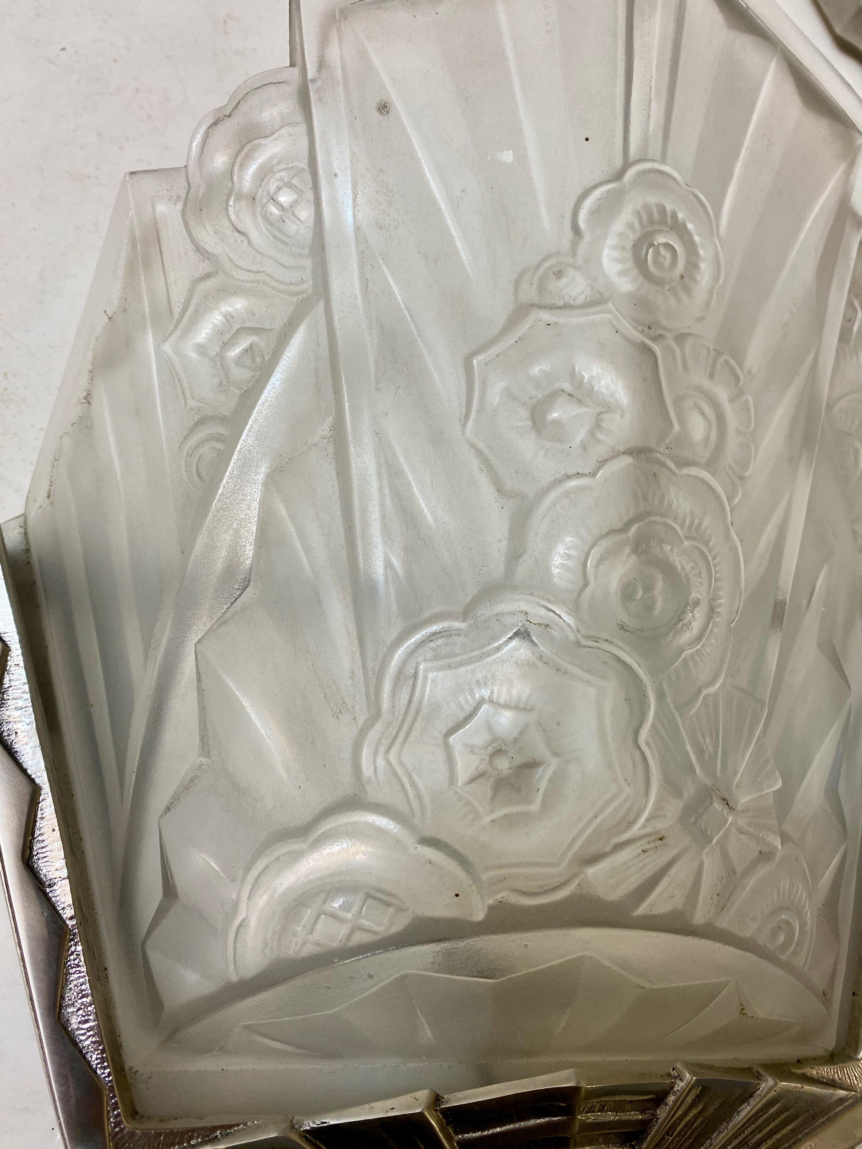 J. Robert Signiert Paar Französisch Art Deco Wandleuchter (20. Jahrhundert) im Angebot