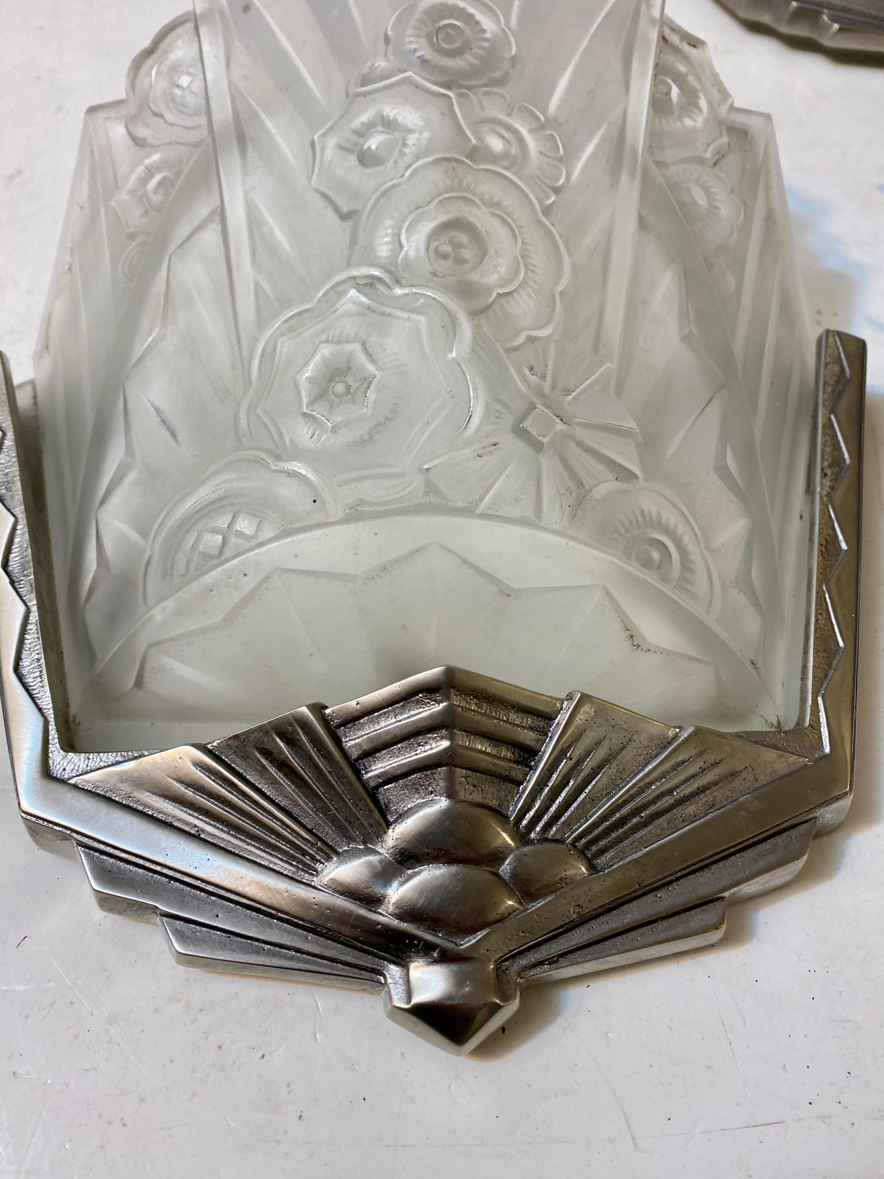 J. Robert Signiert Paar Französisch Art Deco Wandleuchter im Angebot 2