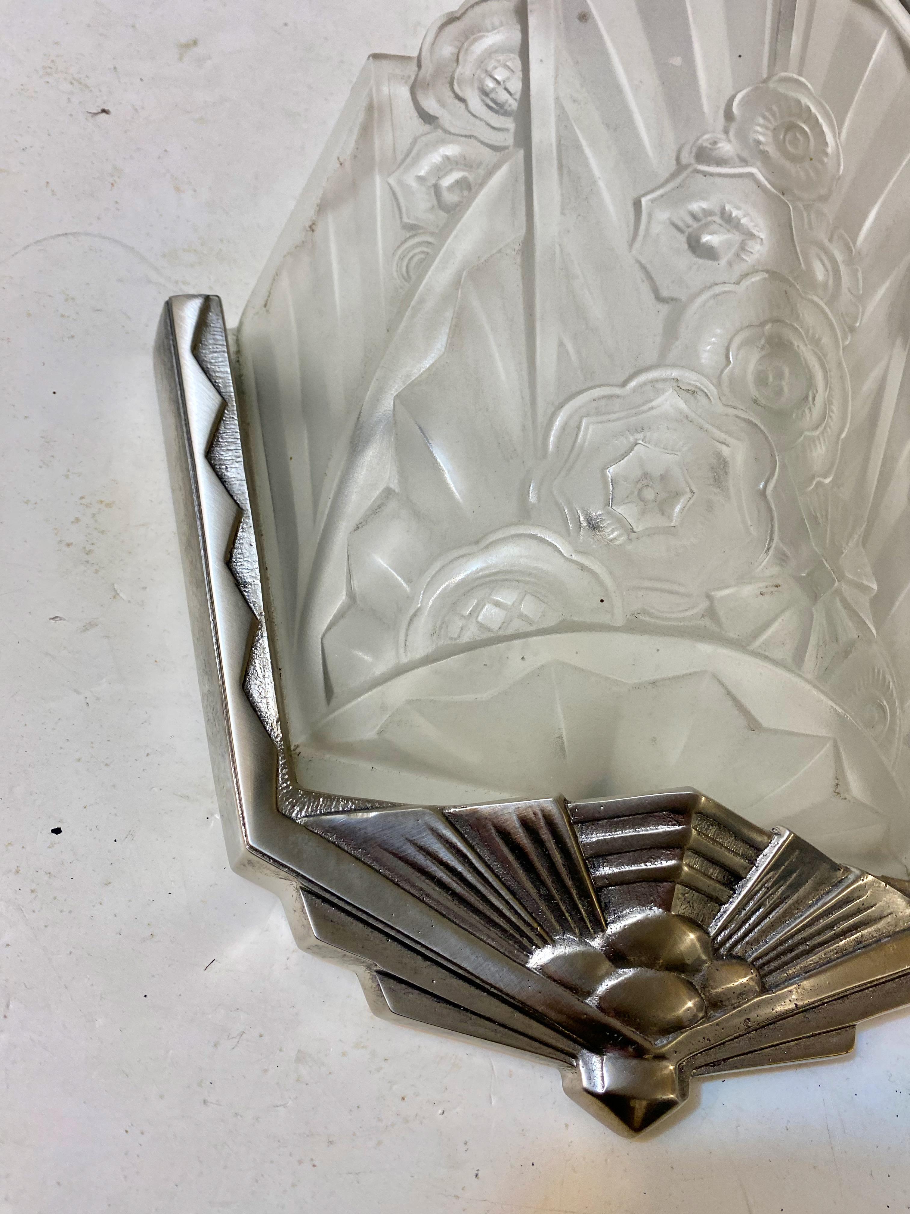 J. Robert Signiert Paar Französisch Art Deco Wandleuchter im Angebot 3