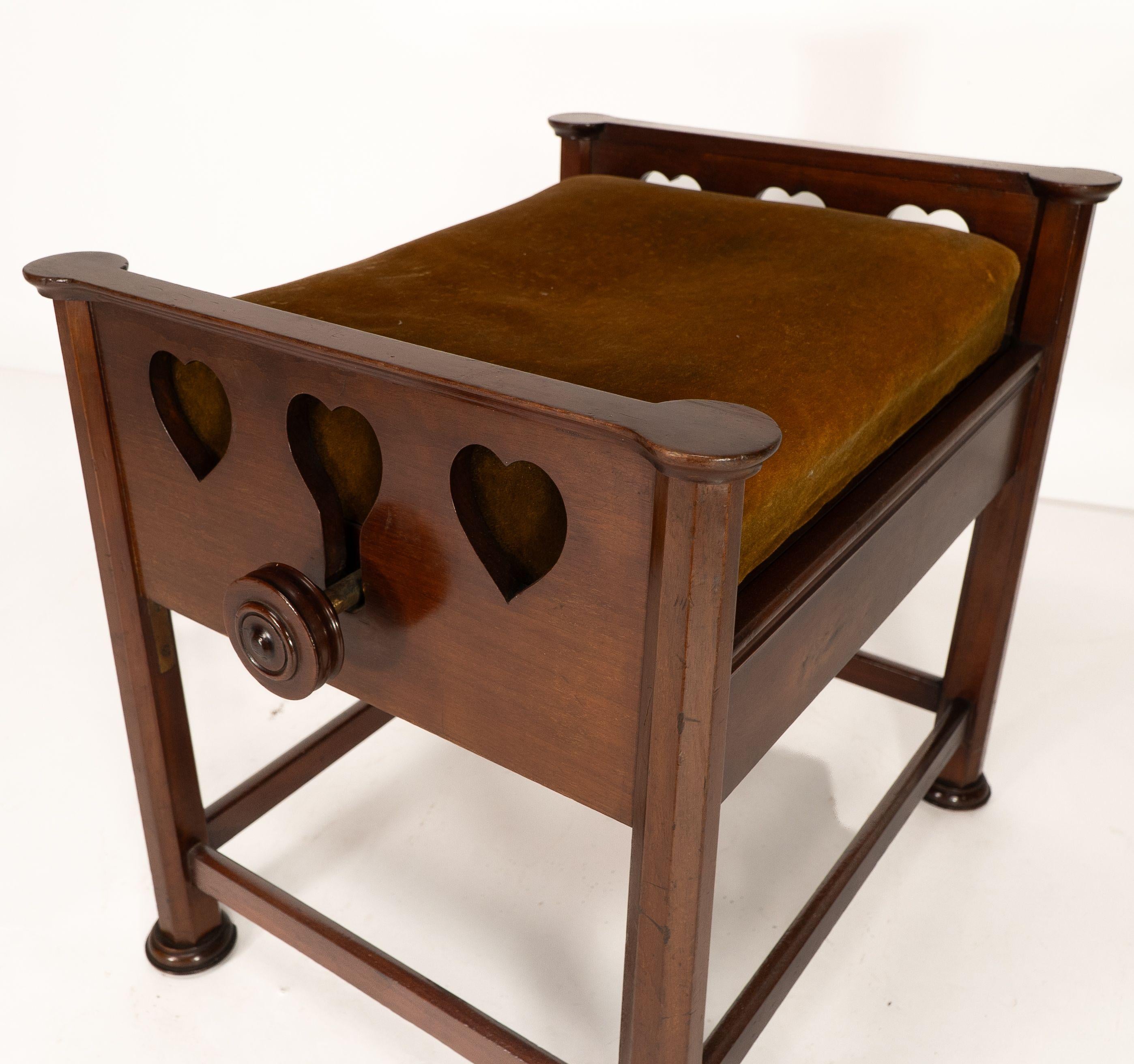 J.S. Henry al estilo de Voysey. Un taburete de piano ajustable de nogal Arts & Crafts en venta 4