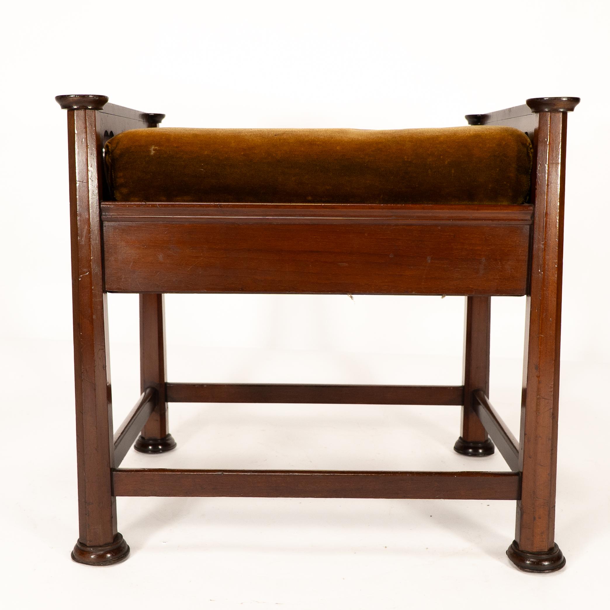 J.S. Henry al estilo de Voysey. Un taburete de piano ajustable de nogal Arts & Crafts en venta 5