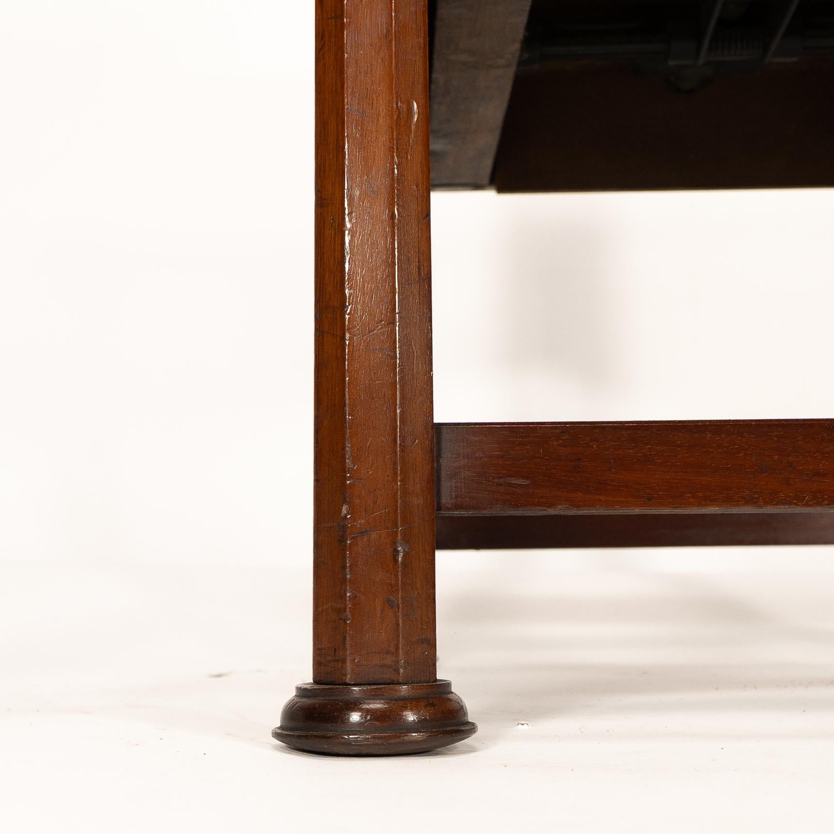 J.S. Henry al estilo de Voysey. Un taburete de piano ajustable de nogal Arts & Crafts en venta 6