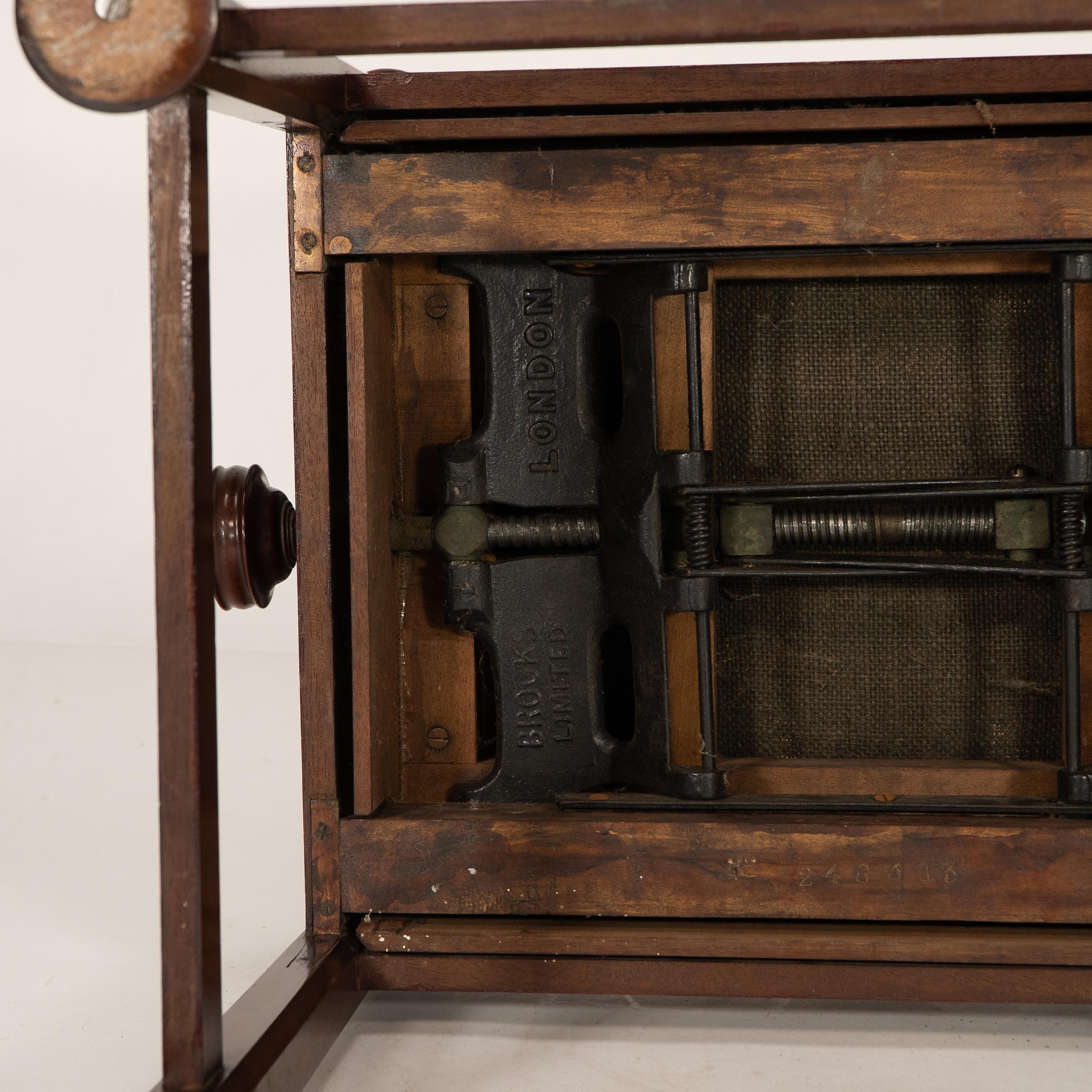 J.S. Henry al estilo de Voysey. Un taburete de piano ajustable de nogal Arts & Crafts en venta 8