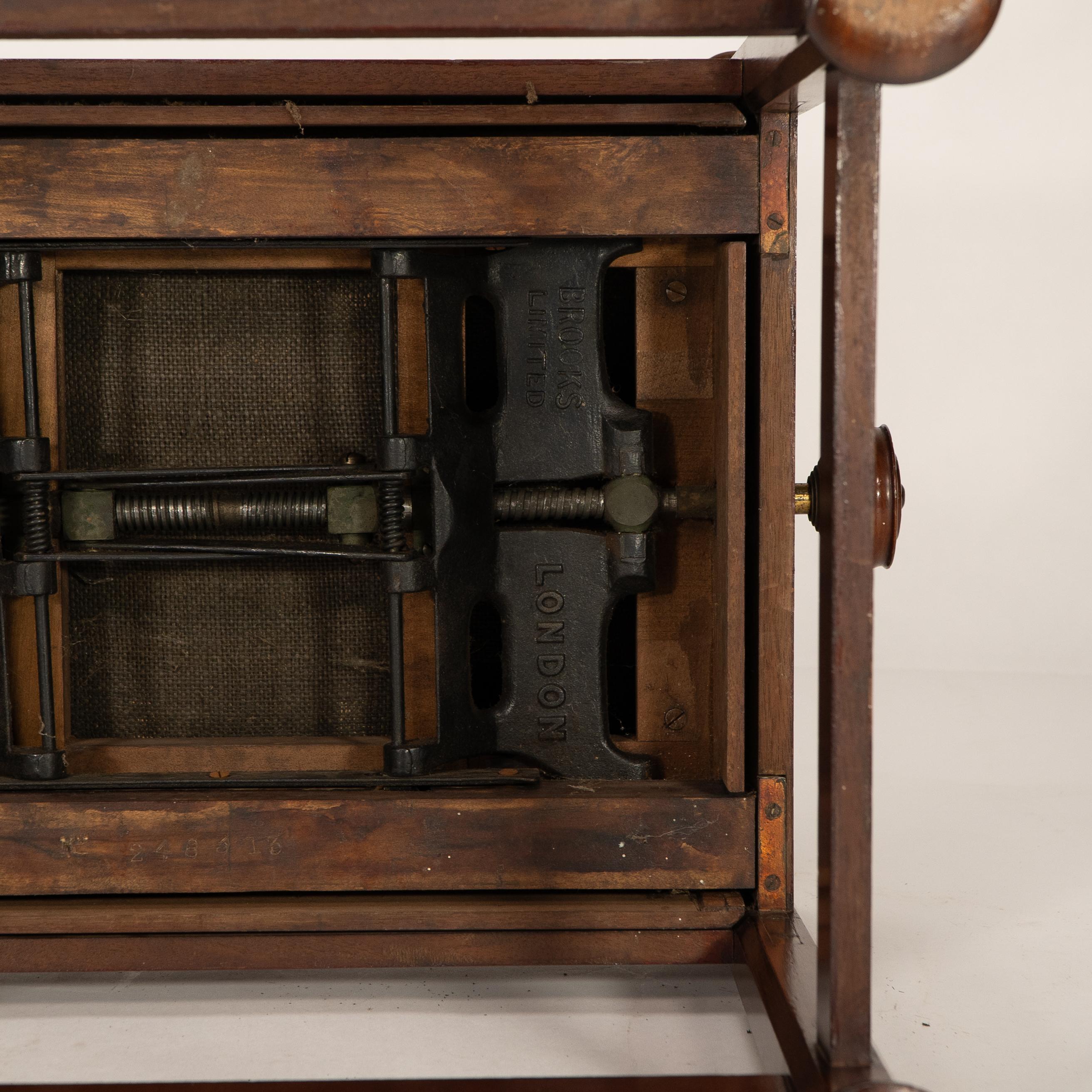 J.S. Henry al estilo de Voysey. Un taburete de piano ajustable de nogal Arts & Crafts en venta 9