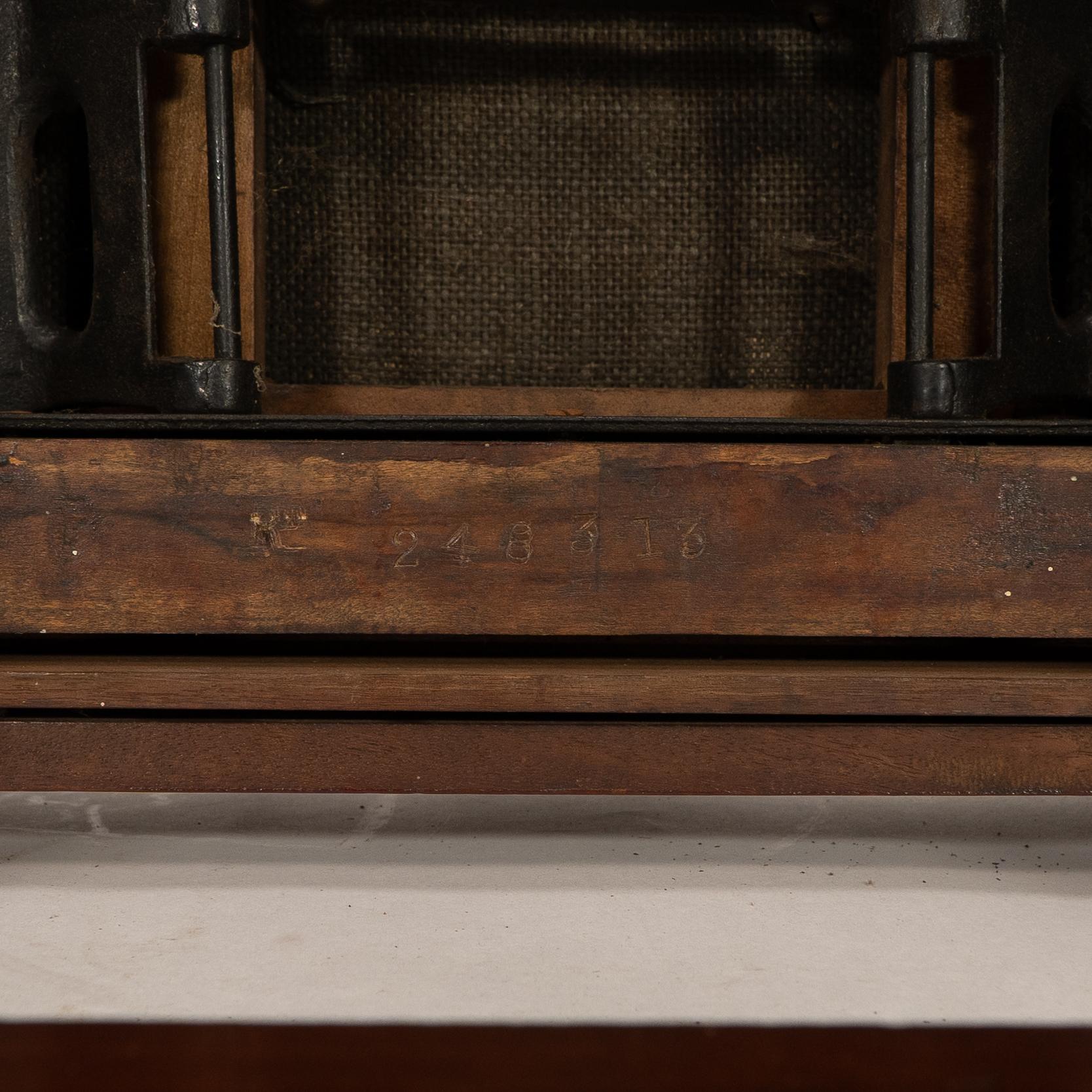 J.S. Henry al estilo de Voysey. Un taburete de piano ajustable de nogal Arts & Crafts en venta 10