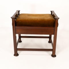 J.S. Henry nello stile di Voysey. Uno sgabello per pianoforte regolabile in legno di noce Arts & Crafts