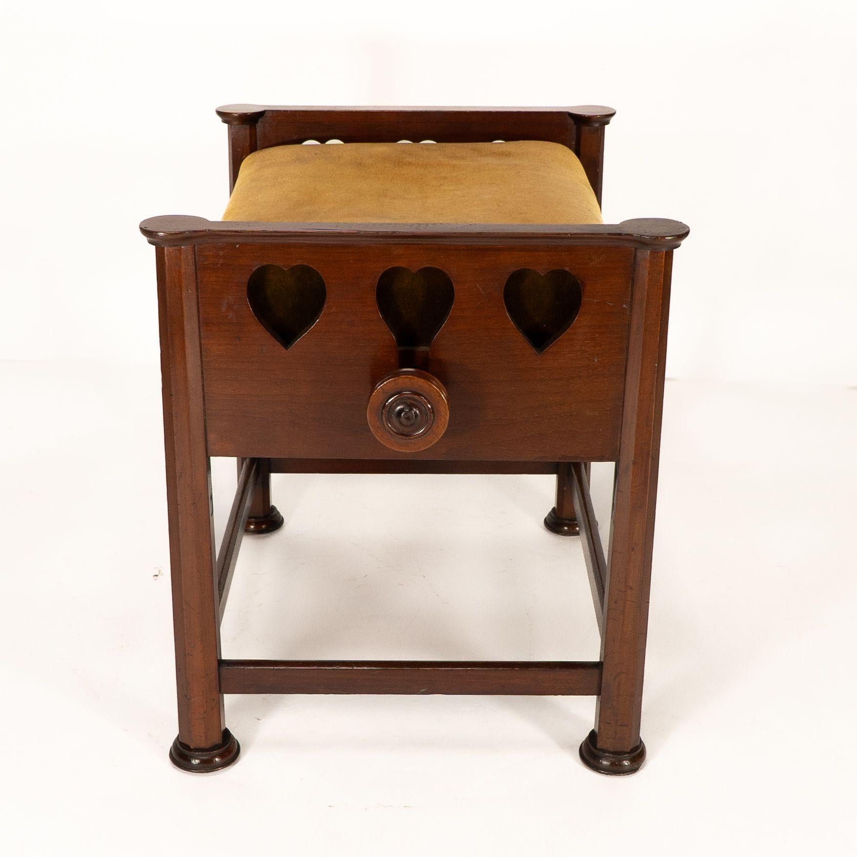 J.S. Henry al estilo de Voysey. Un taburete de piano ajustable de nogal Arts & Crafts Artes y manualidades en venta