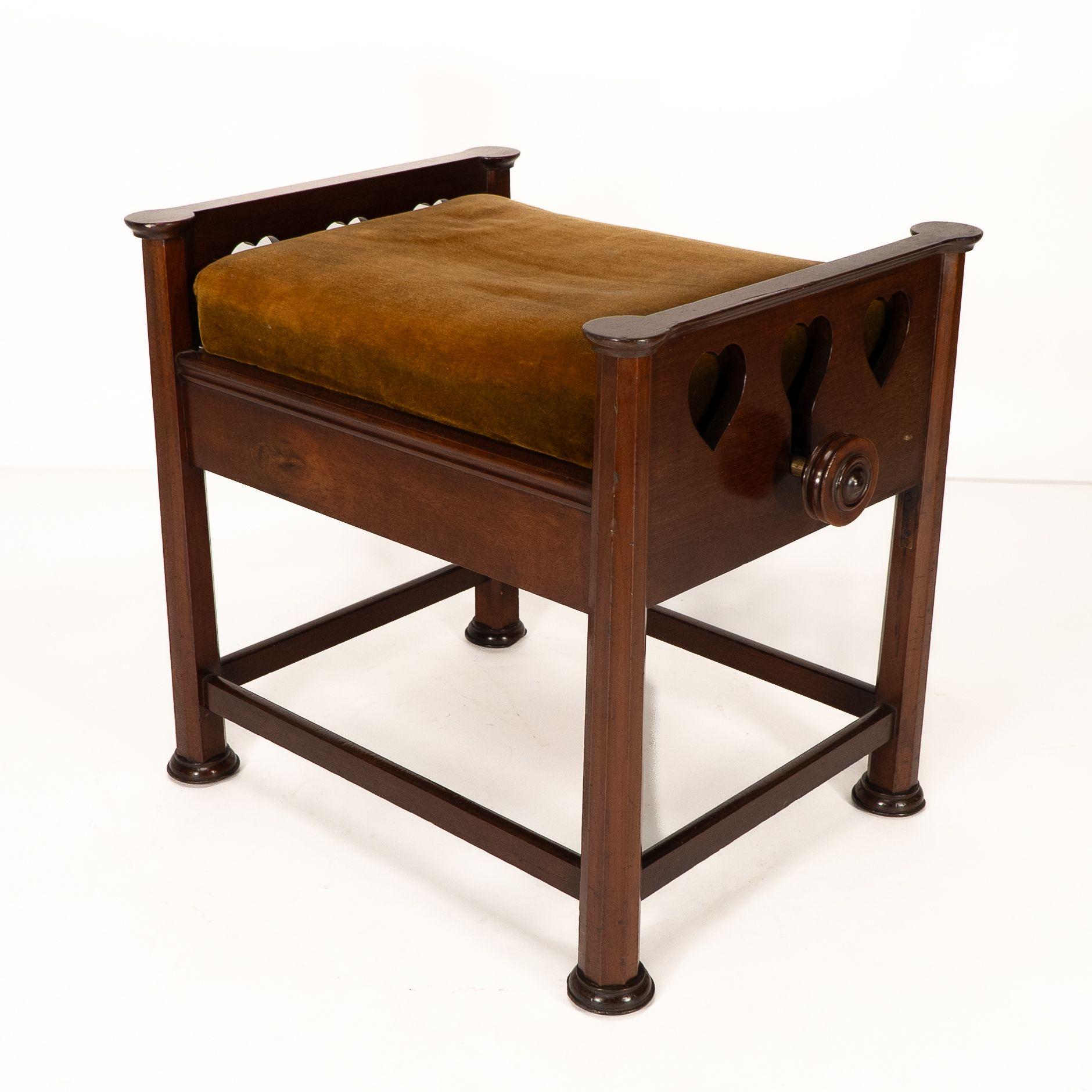 J.S. Henry al estilo de Voysey. Un taburete de piano ajustable de nogal Arts & Crafts Inglés en venta