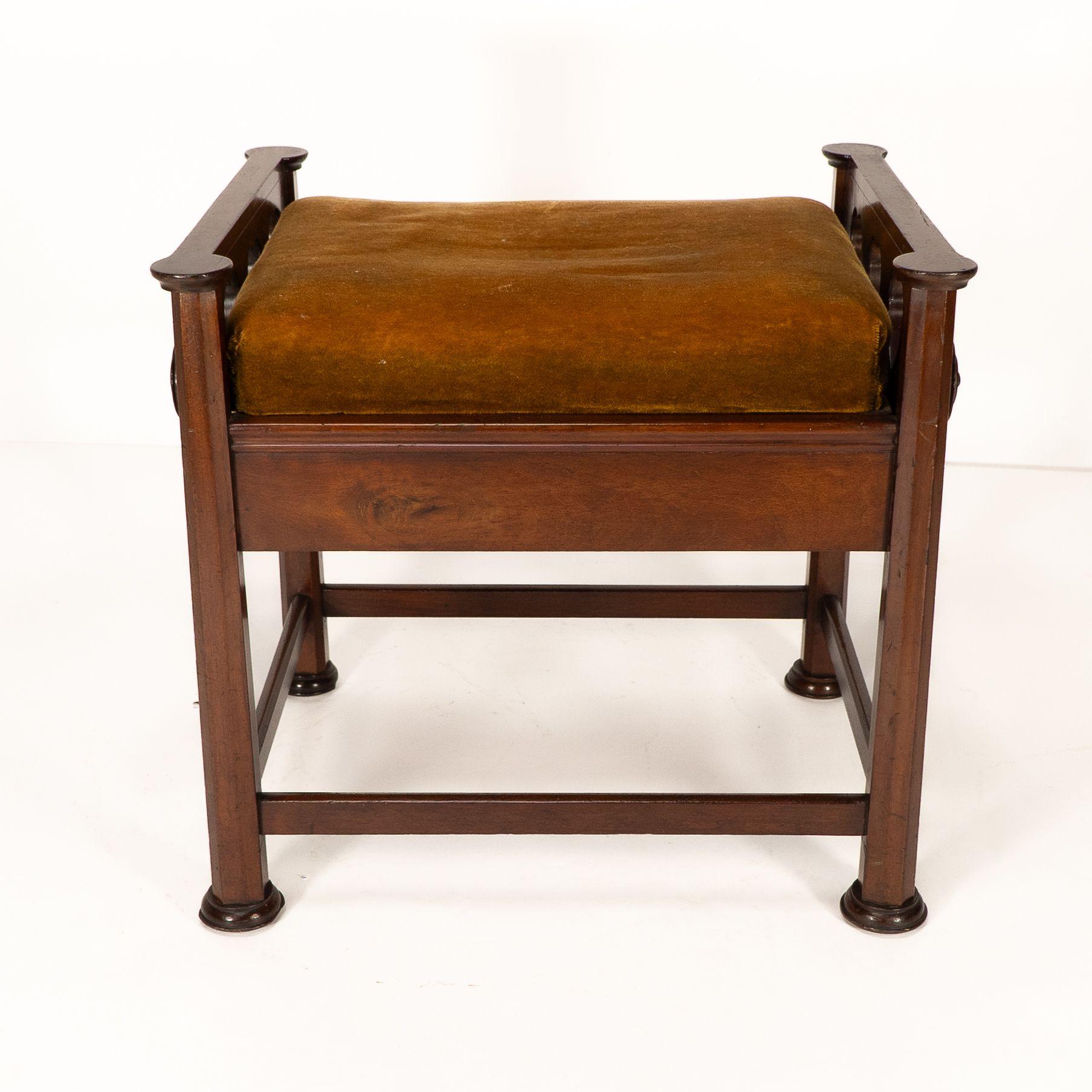 J.S. Henry al estilo de Voysey. Un taburete de piano ajustable de nogal Arts & Crafts en Bueno estado para la venta en London, GB